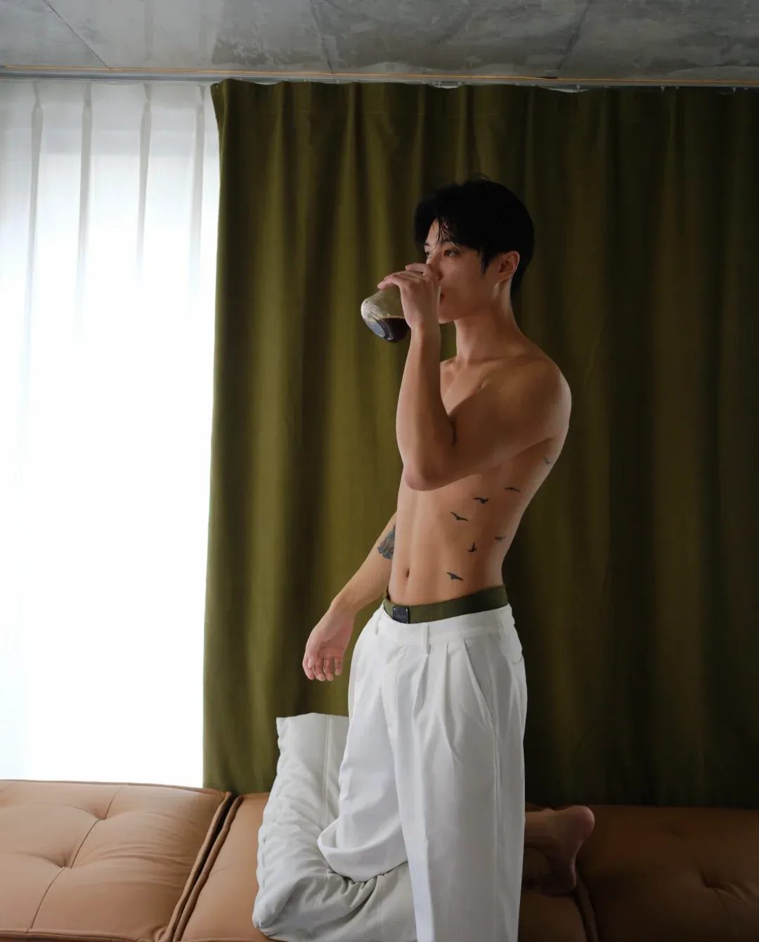 博士肌肉大男孩的职业西装风的转变.... 博士肌肉大男孩的职业西装风的转变....