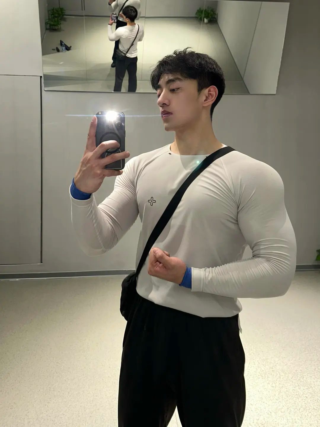 白皮腹肌小哥撕漫男主本男！