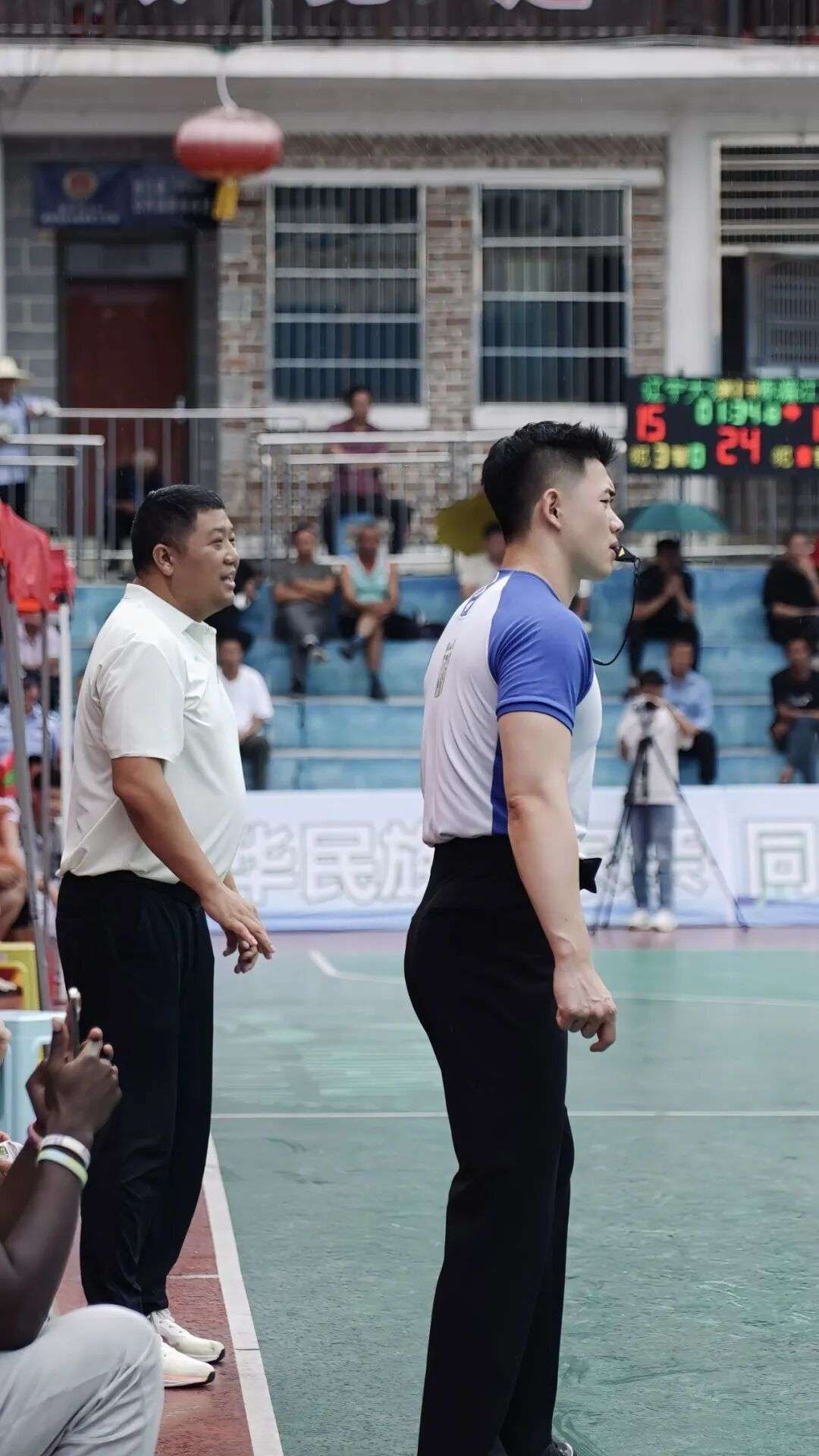 哈尔滨篮球裁判洗澡视频好强壮，192cm 粗壮长腿你看了吗？