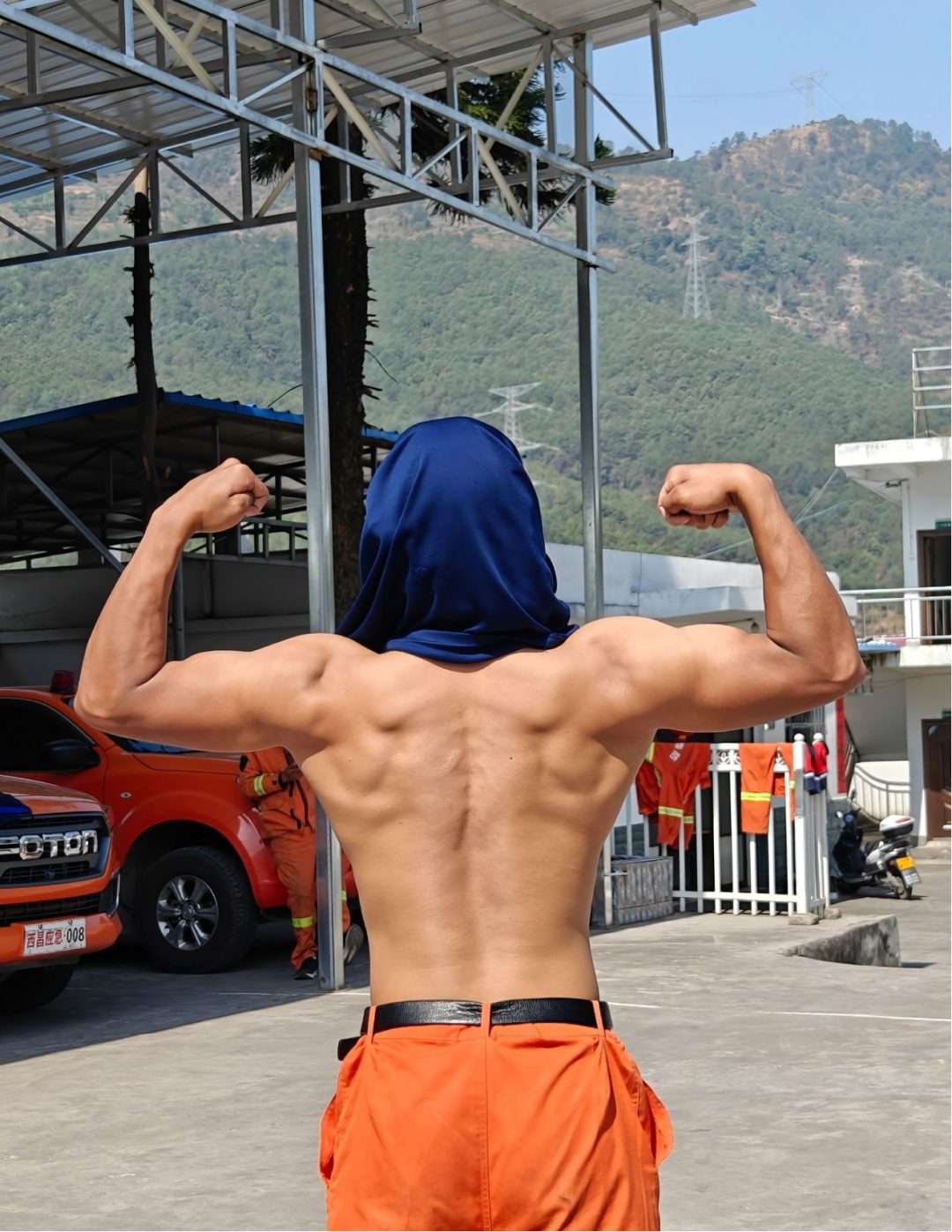 凉山州 23 岁黑皮消防小哥脱了腹毛凸显！看着就很猛……