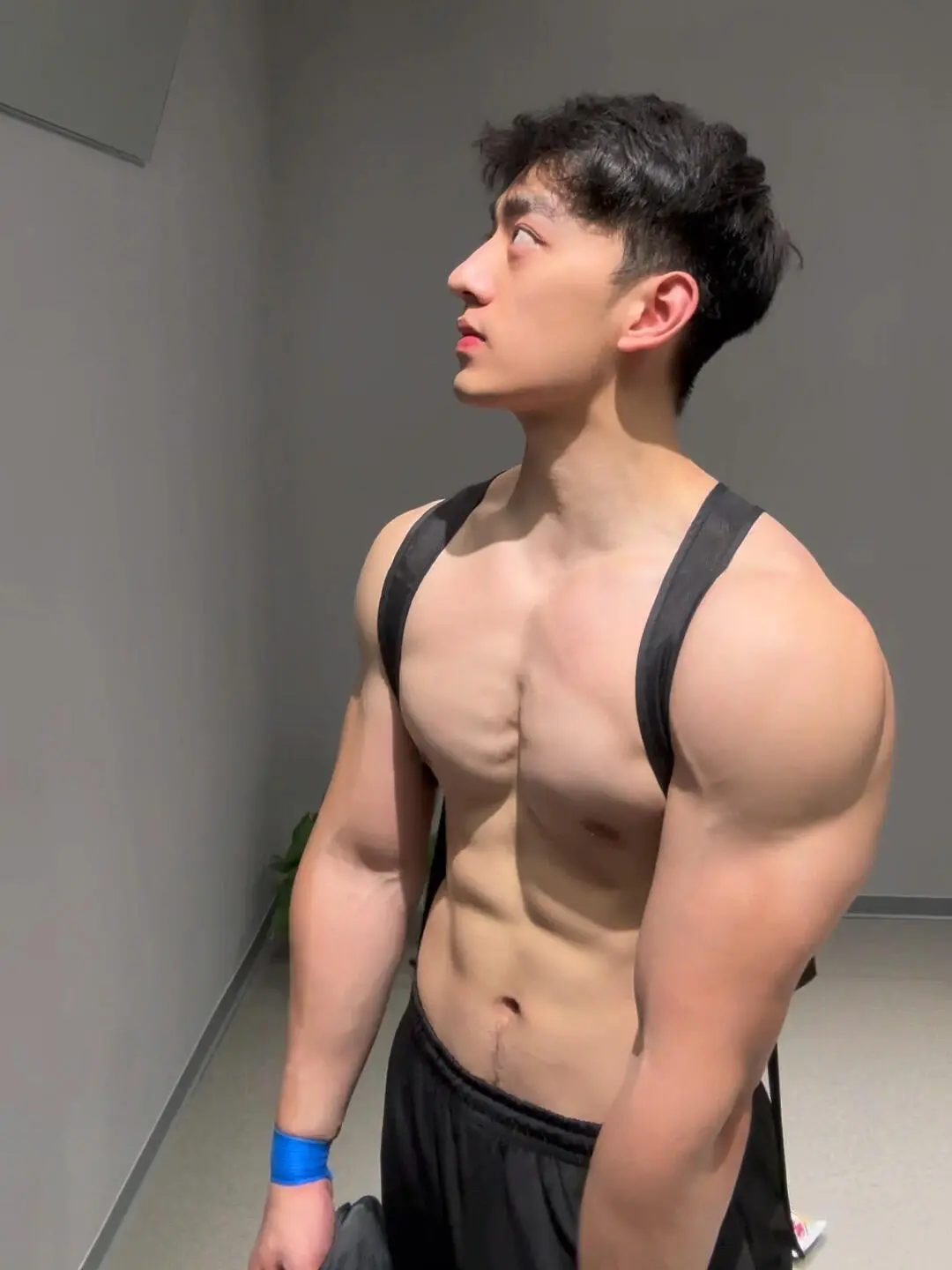 白皮腹肌小哥撕漫男主本男！