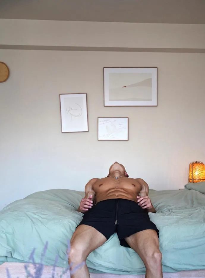 寸头硬汉肌肉黑皮体育生