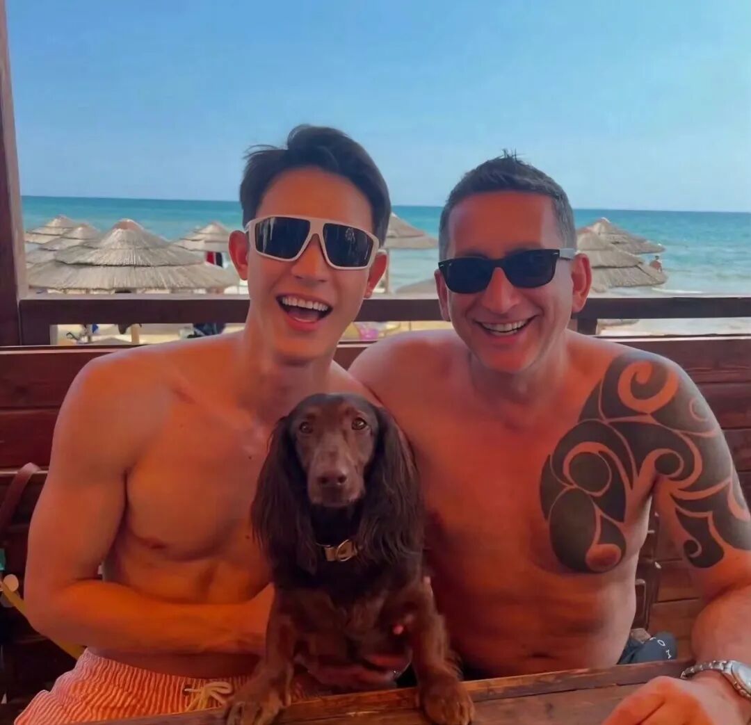 薄肌小鲜肉嫁给 50 岁意大利富商，现在的生活很幸福……