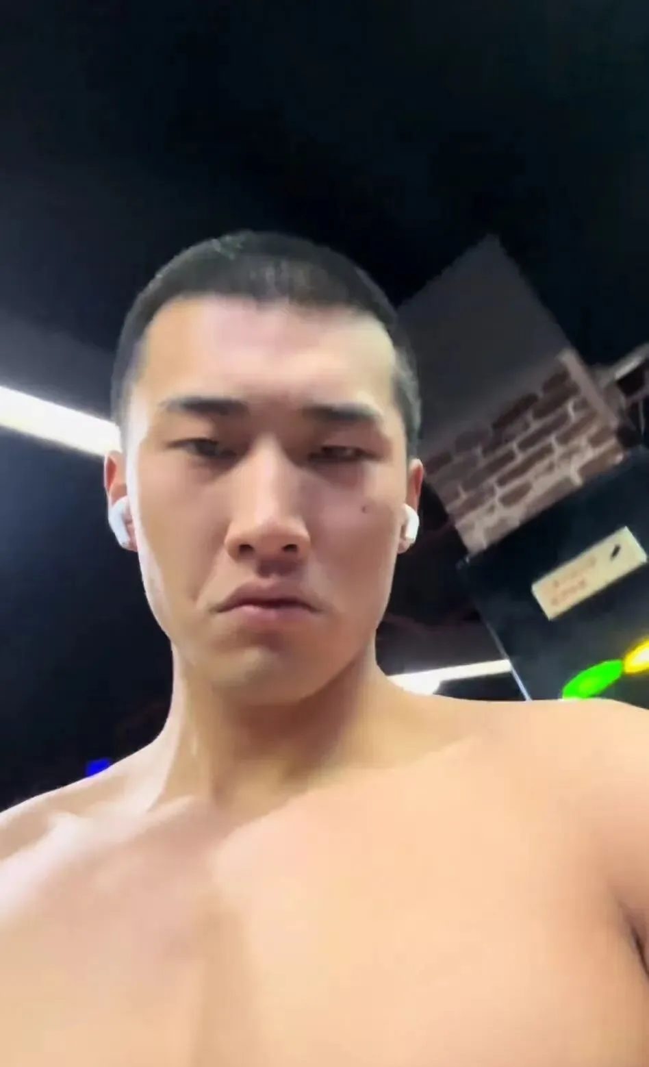 工地男神来袭!河南小伙寸头肌肉线条绝绝子! 工地男神来袭!河南小伙寸头肌肉线条绝绝子!