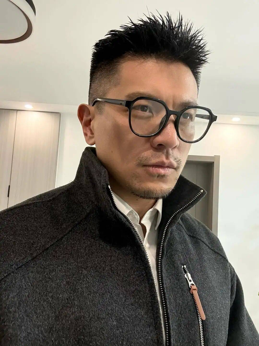 男生理发别只会“稍微剪短”，试试这 3 款造型，谁剪谁帅气！