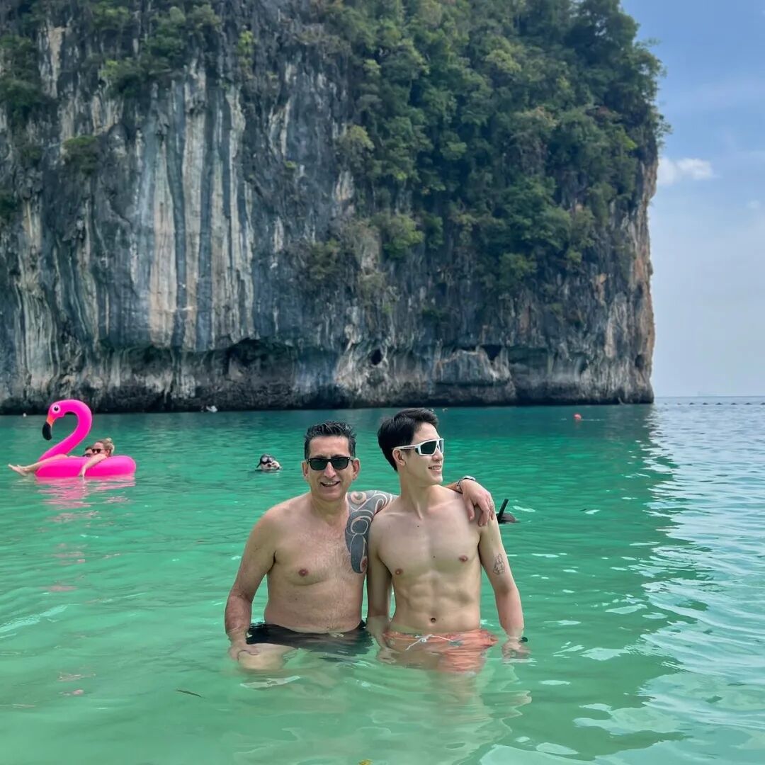 薄肌小鲜肉嫁给 50 岁意大利富商，现在的生活很幸福……