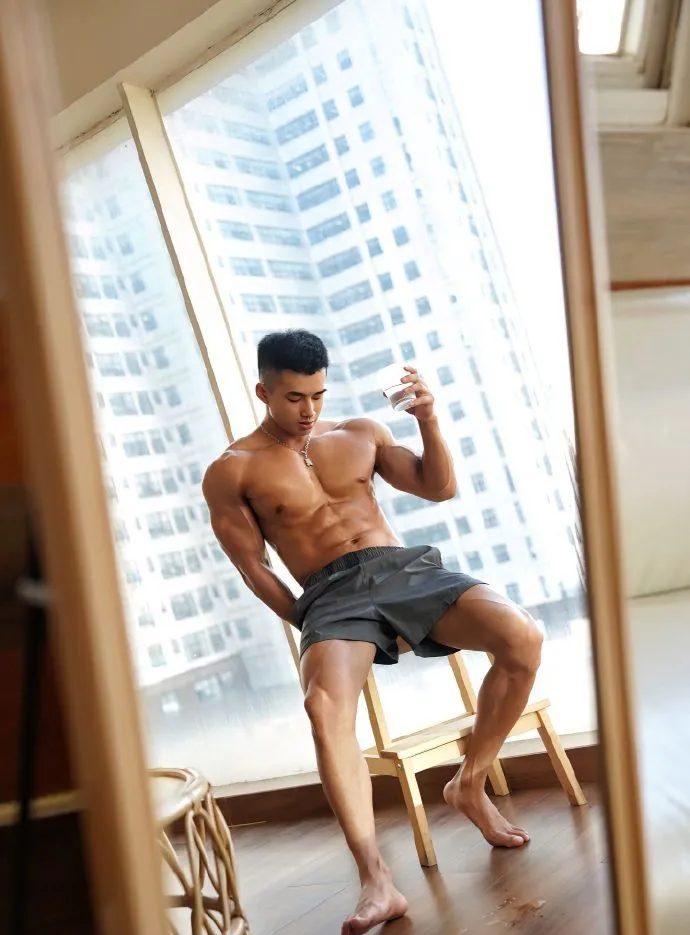 寸头硬汉肌肉黑皮体育生