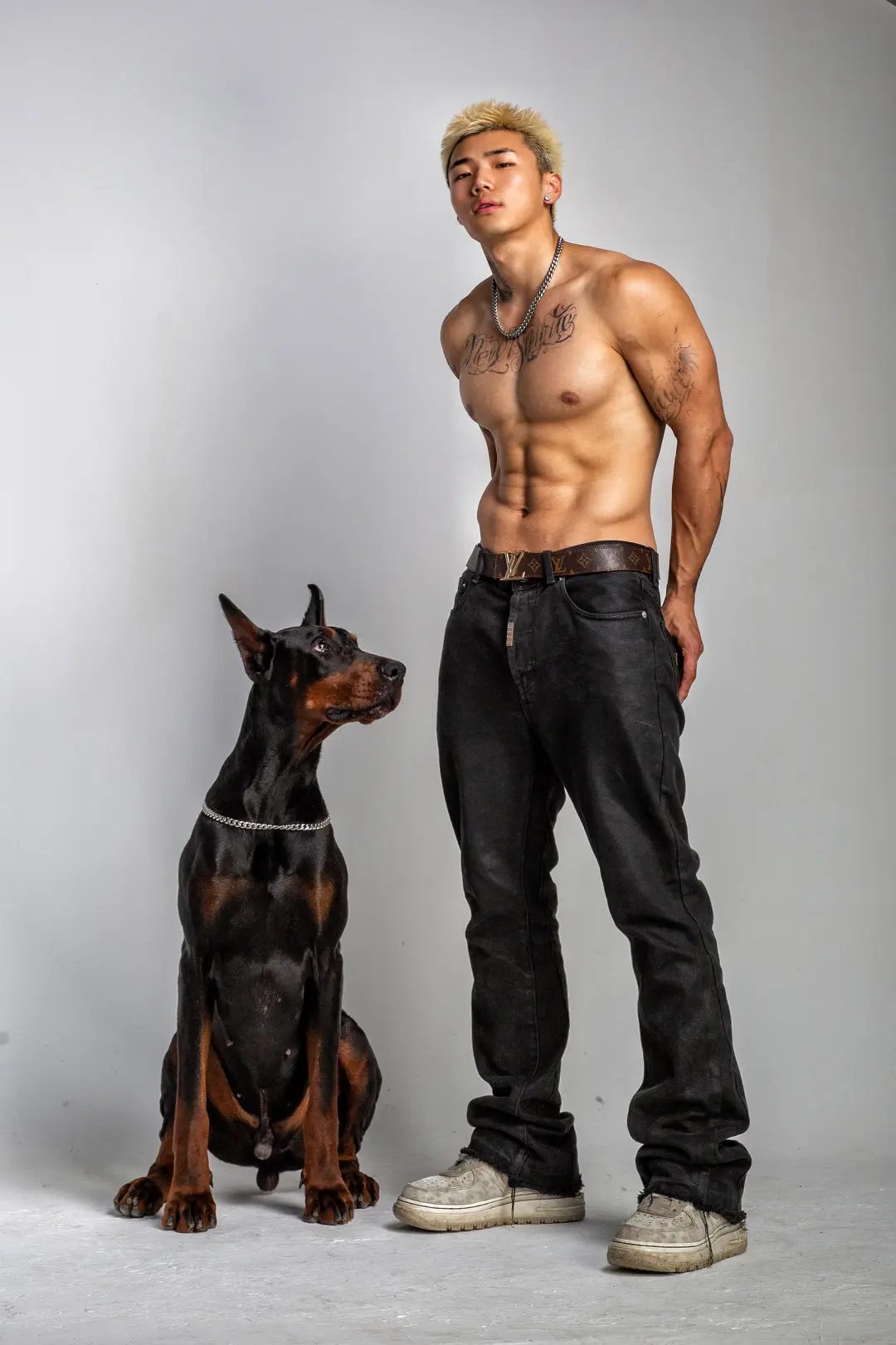 痞帅界天菜级男模，黑皮搓衣板腹肌