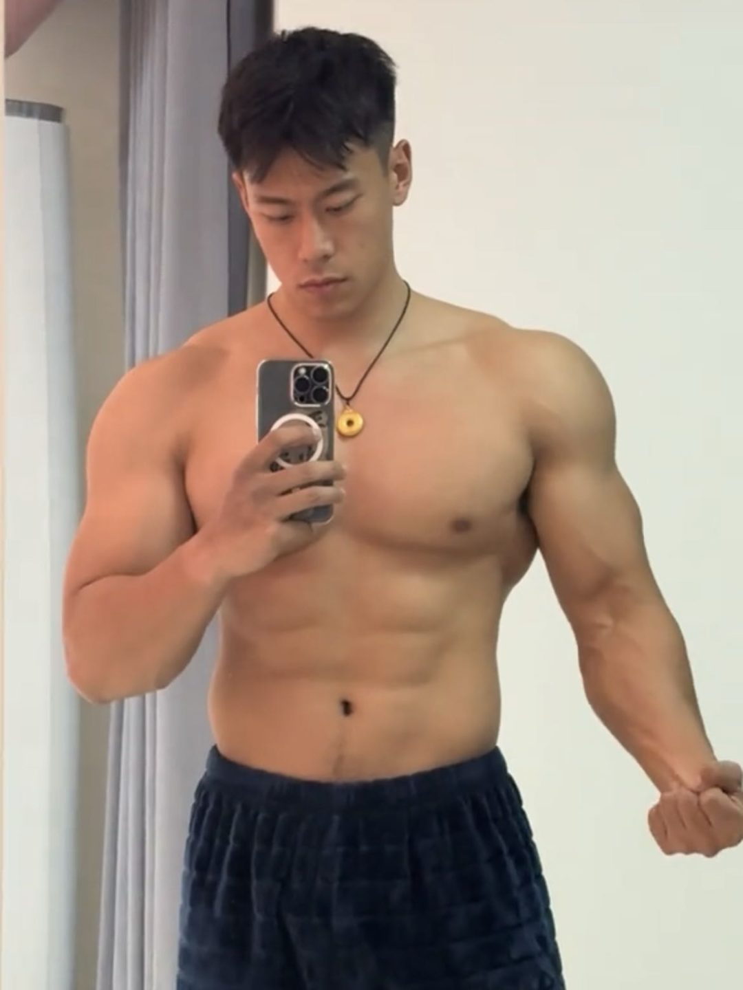 东北 182cm 直男列车员，私下秀肌肉竟然这么大！
