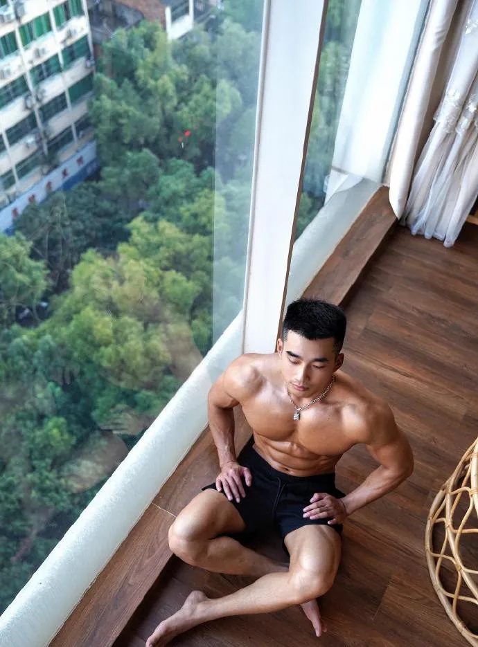 寸头硬汉肌肉黑皮体育生