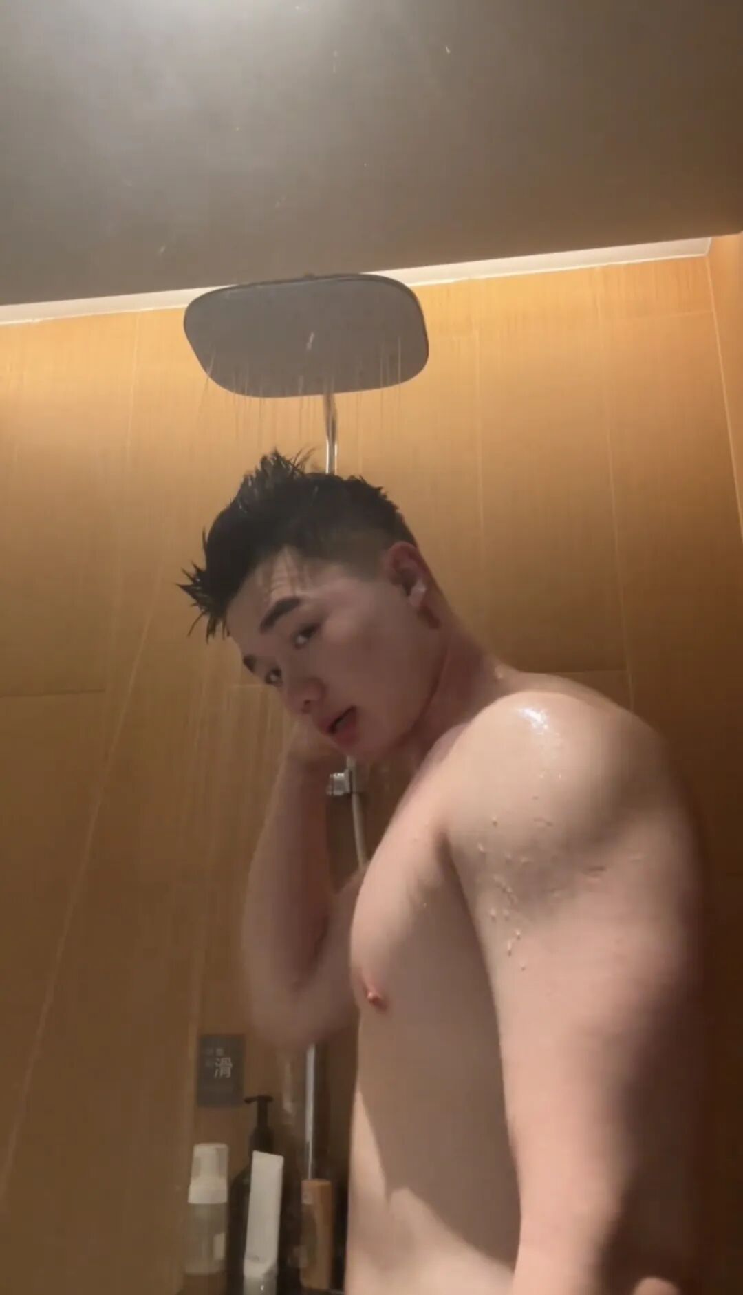 哈尔滨篮球裁判洗澡视频好强壮，192cm 粗壮长腿你看了吗？