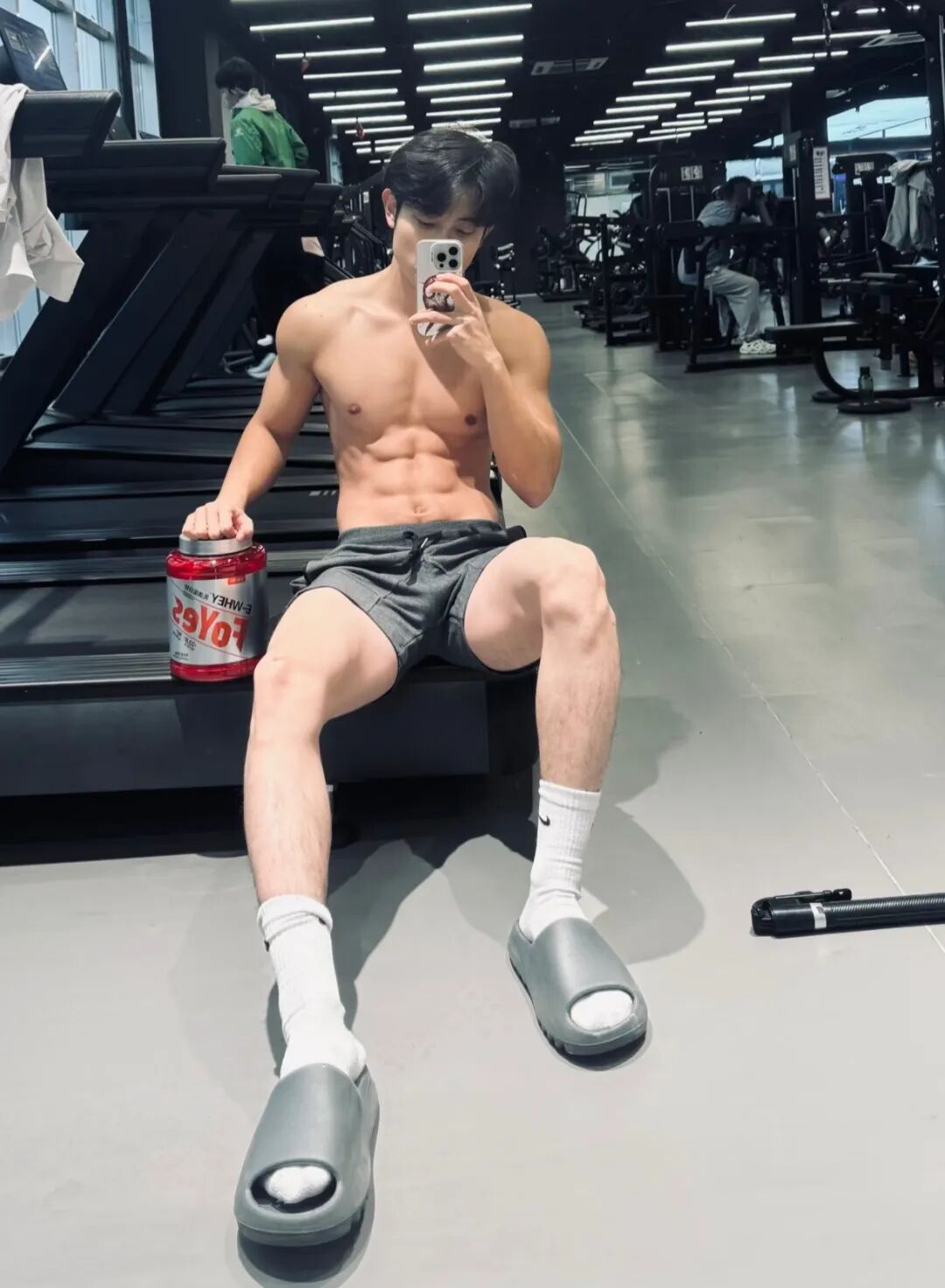 189 武汉地陪白袜肌肉帅哥，因只陪男粉丝爆火.....