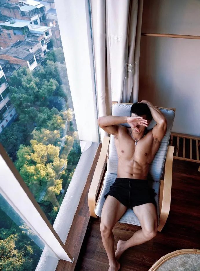 寸头硬汉肌肉黑皮体育生