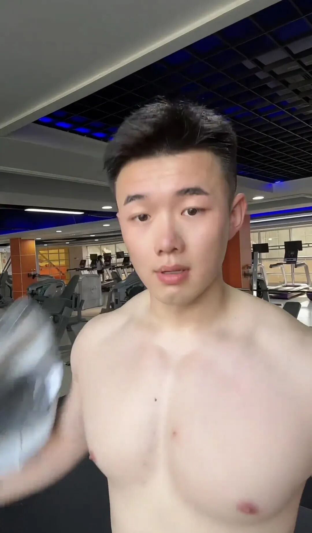 哈尔滨篮球裁判洗澡视频好强壮，192cm 粗壮长腿你看了吗？