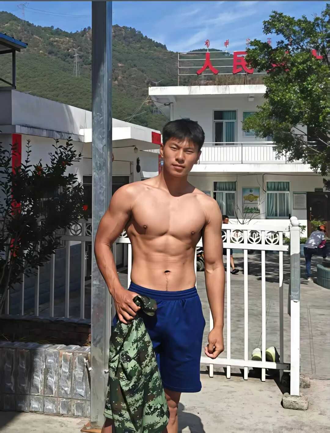 凉山州 23 岁黑皮消防小哥脱了腹毛凸显！看着就很猛……