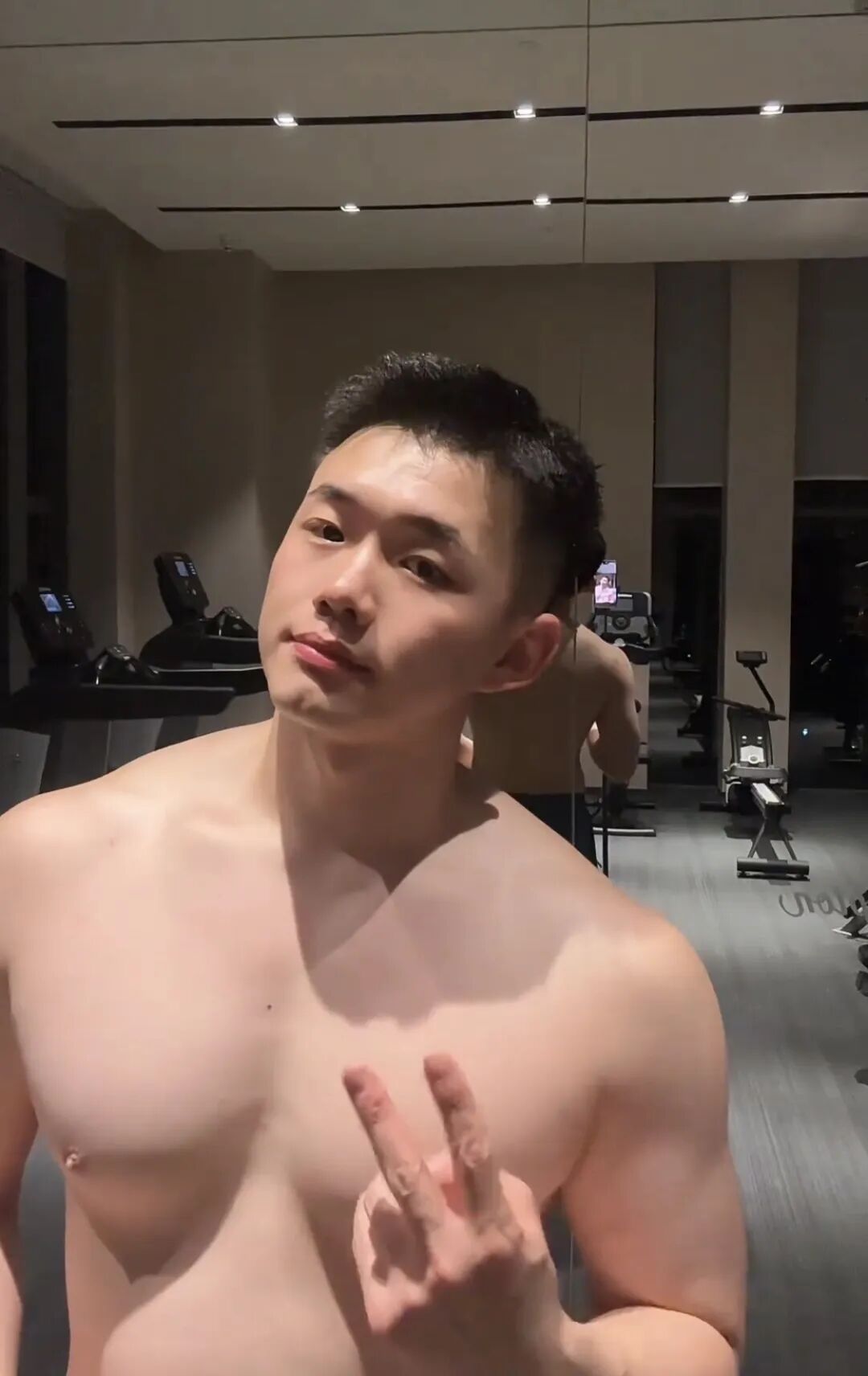 哈尔滨篮球裁判洗澡视频好强壮，192cm 粗壮长腿你看了吗？