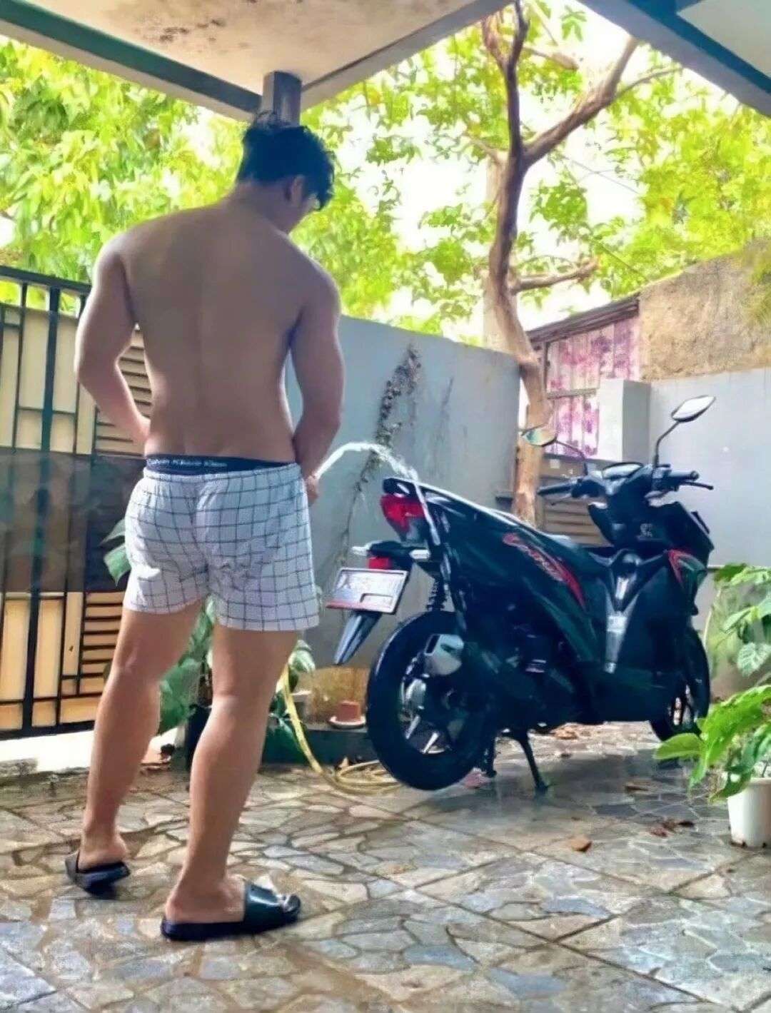 体育生火了！俩帅哥在篮球场闻臭鞋？兄弟打完球不洗澡？