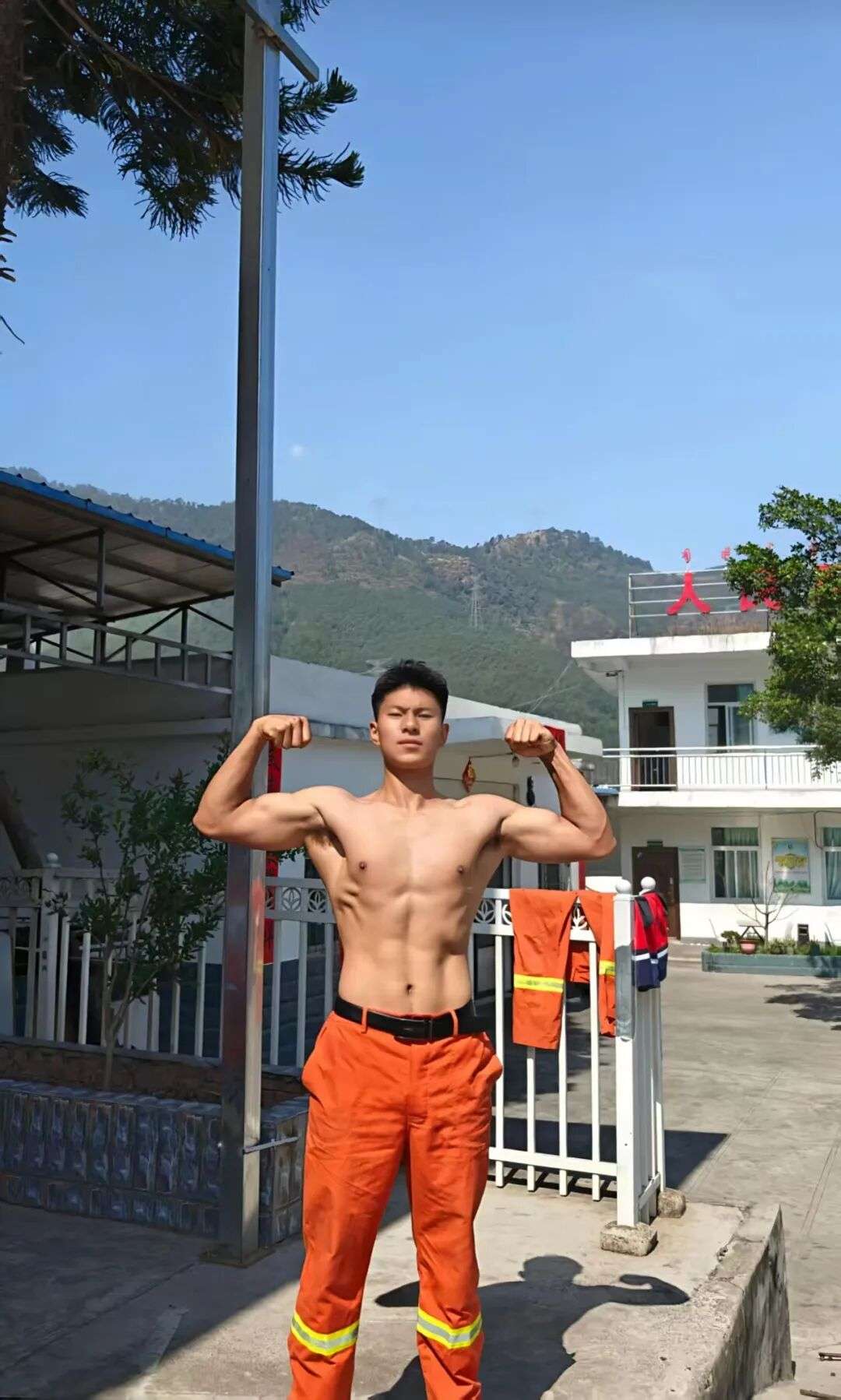 凉山州 23 岁黑皮消防小哥脱了腹毛凸显！看着就很猛……