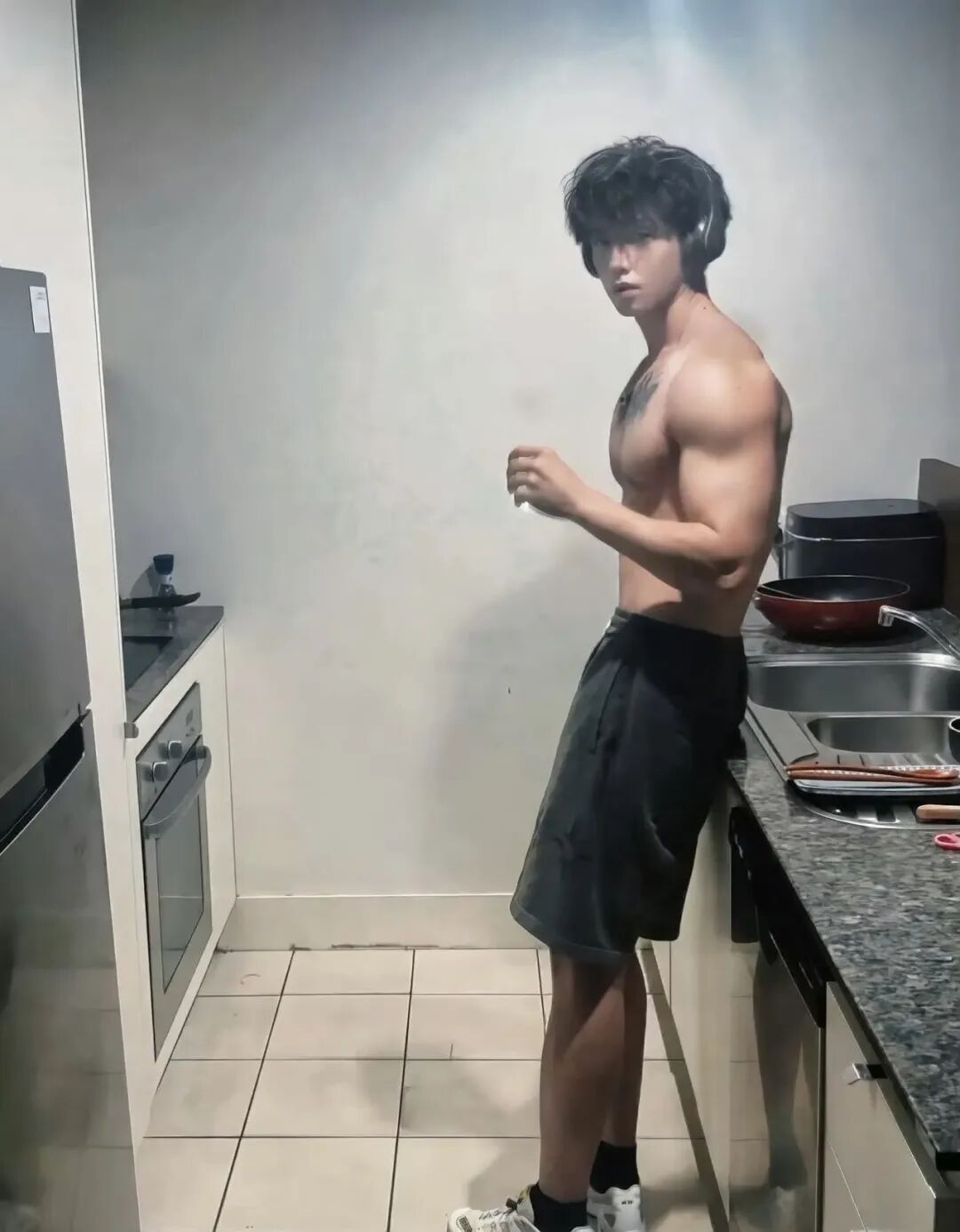 体育生火了！体育生男大酒店秀内裤？直男仔网吧秀白袜？