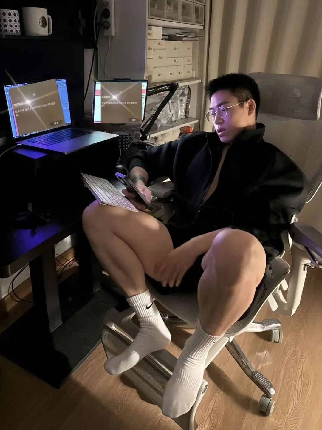 体育生火了！欧美人现在这样上课？肌肉小哥酒店被拍了？