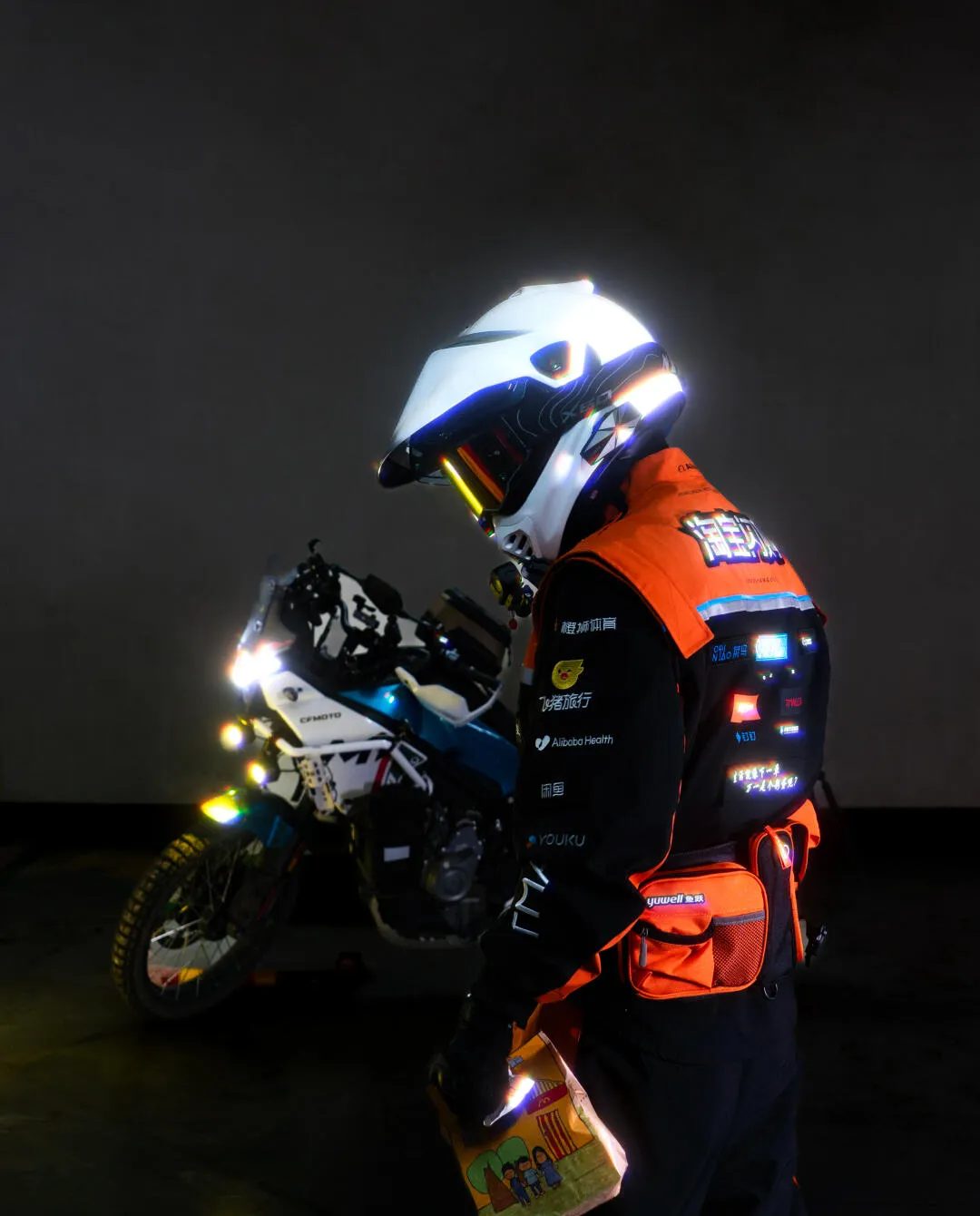 闪购骑手制服抵挡不住大胸肌，行走的潮流单品