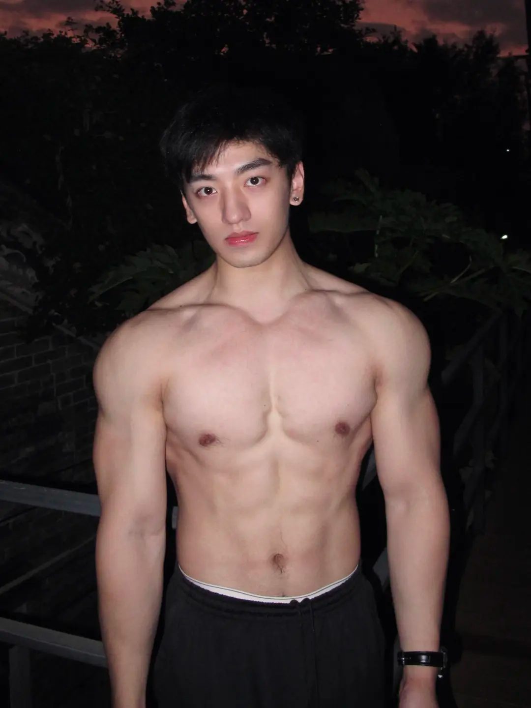 白皮腹肌小哥撕漫男主本男！