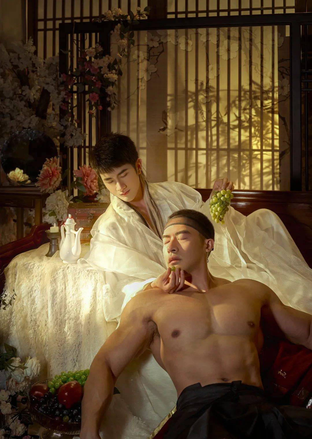 旷世肌肉美男子，同粗壮筋肉猛男把酒言欢通宵达旦