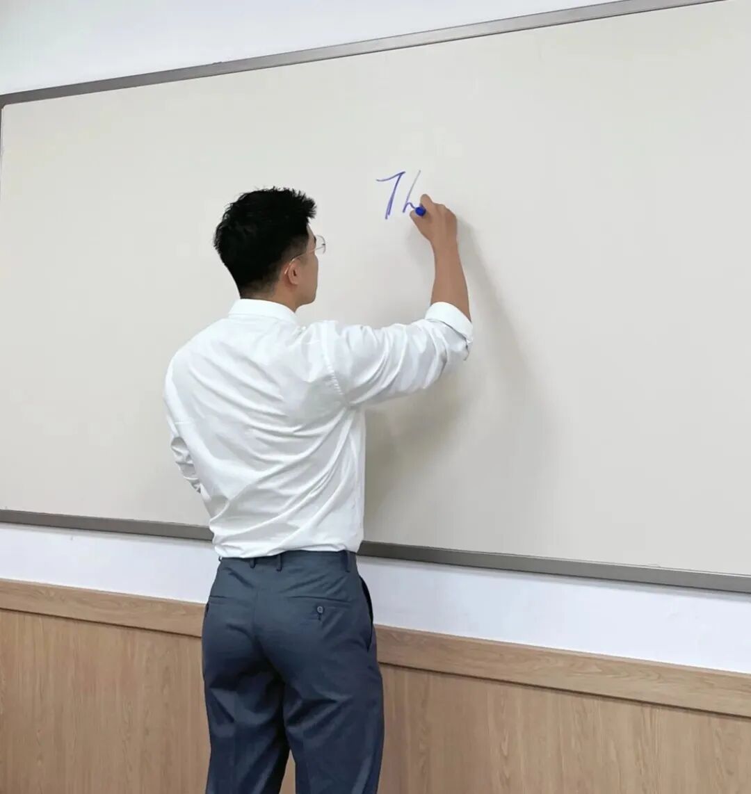 爱穿正装的英语老师，私下是这样的！