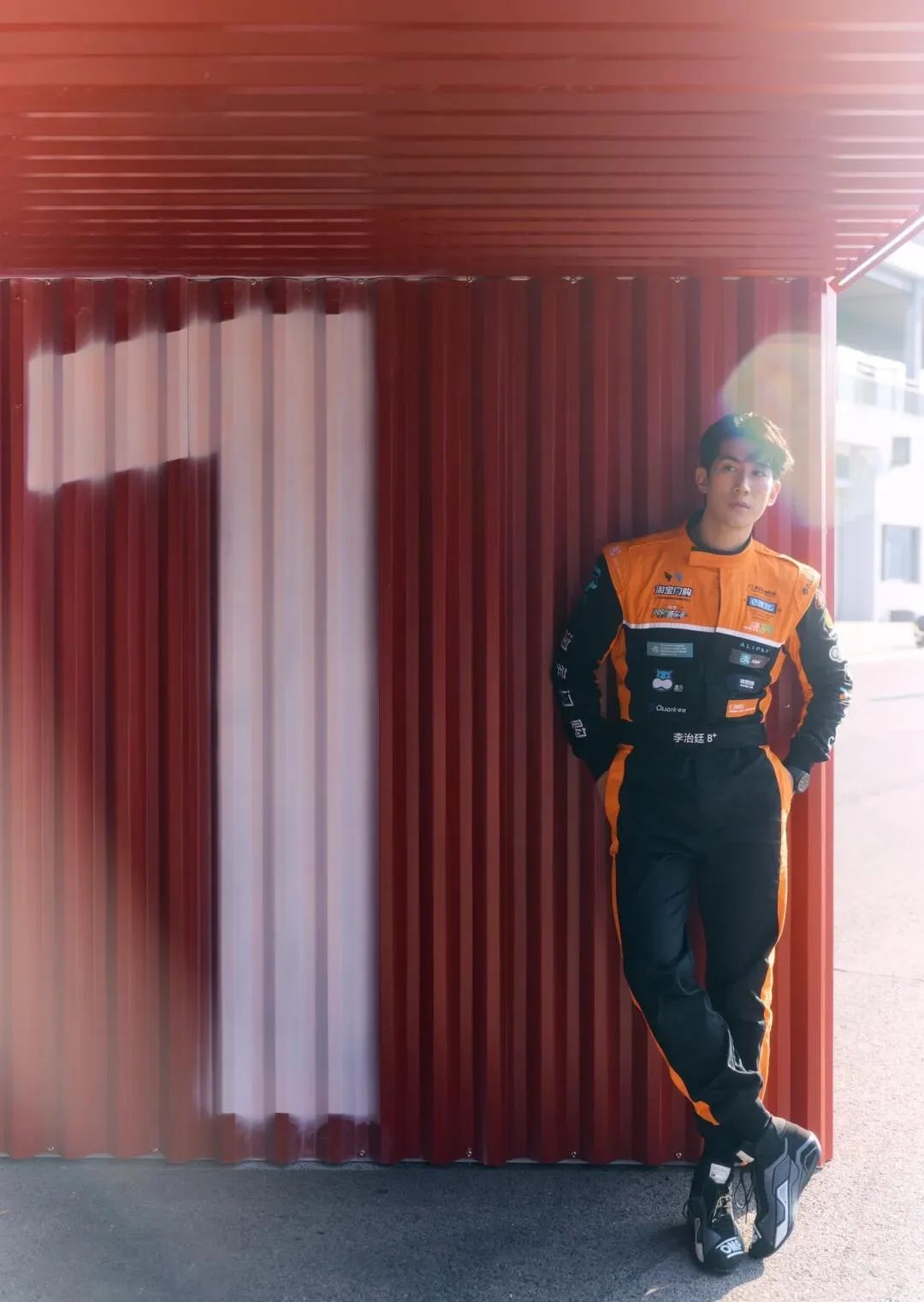 闪购骑手制服抵挡不住大胸肌，行走的潮流单品