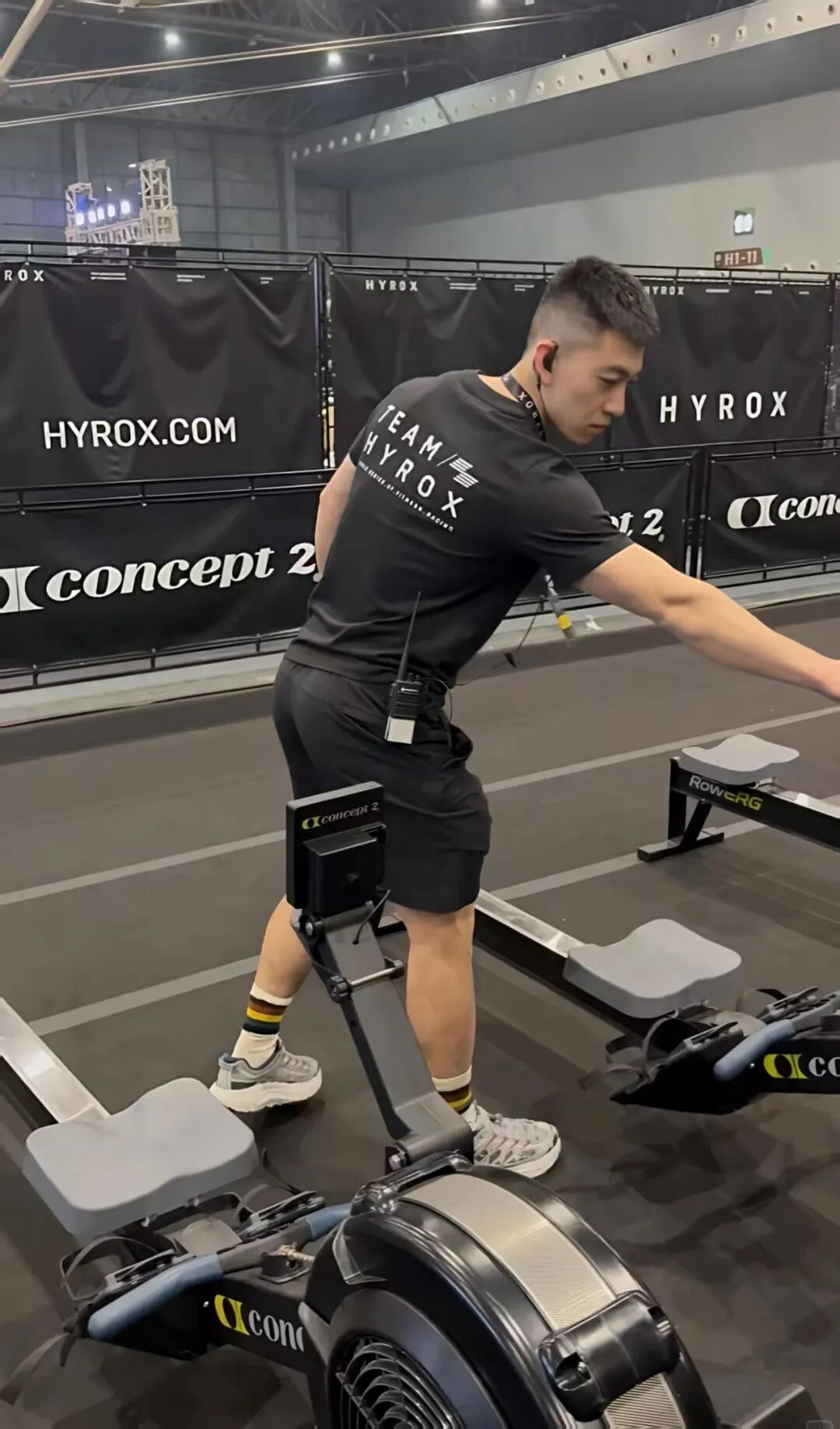 Hyrox 黑衣小哥又大又帅火出圈！被摸腹肌太顶了！