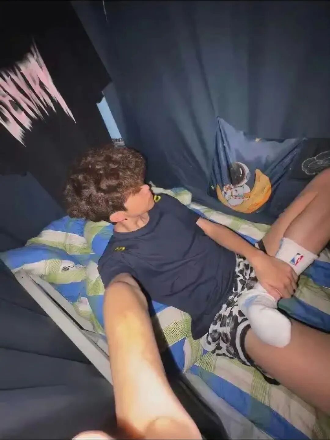 体育生火了！俩帅哥在篮球场闻臭鞋？兄弟打完球不洗澡？