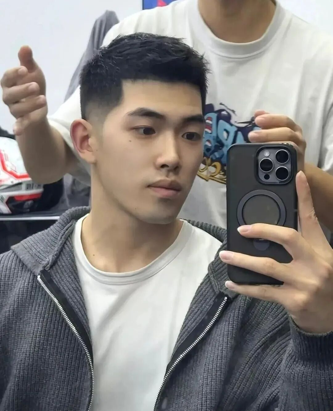 男生“两边铲”发型硬朗帅气，这 3 款潮流造型，剪完很有型！