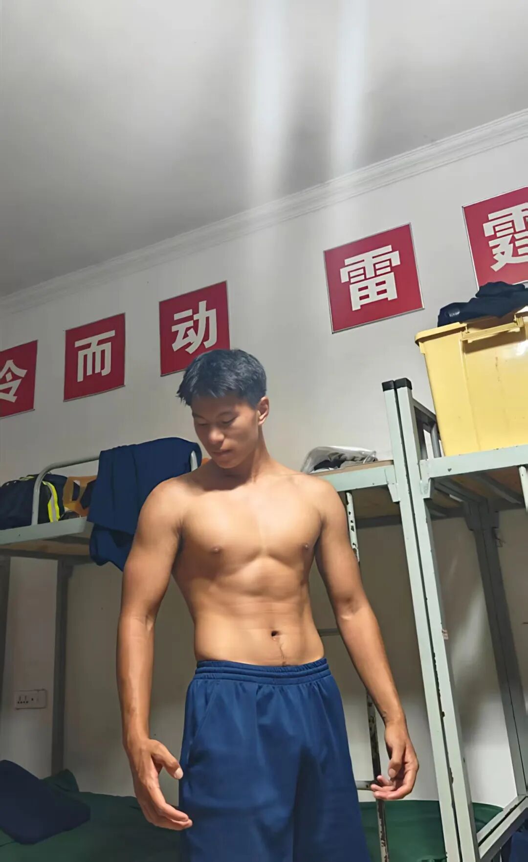 凉山州 23 岁黑皮消防小哥脱了腹毛凸显！看着就很猛……