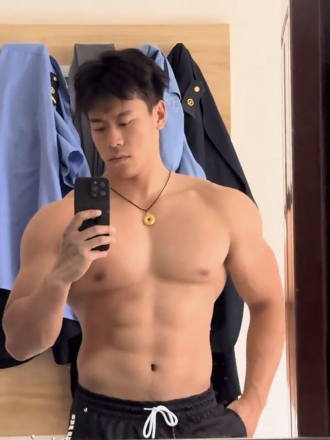 东北 182cm 直男列车员，私下秀肌肉竟然这么大！