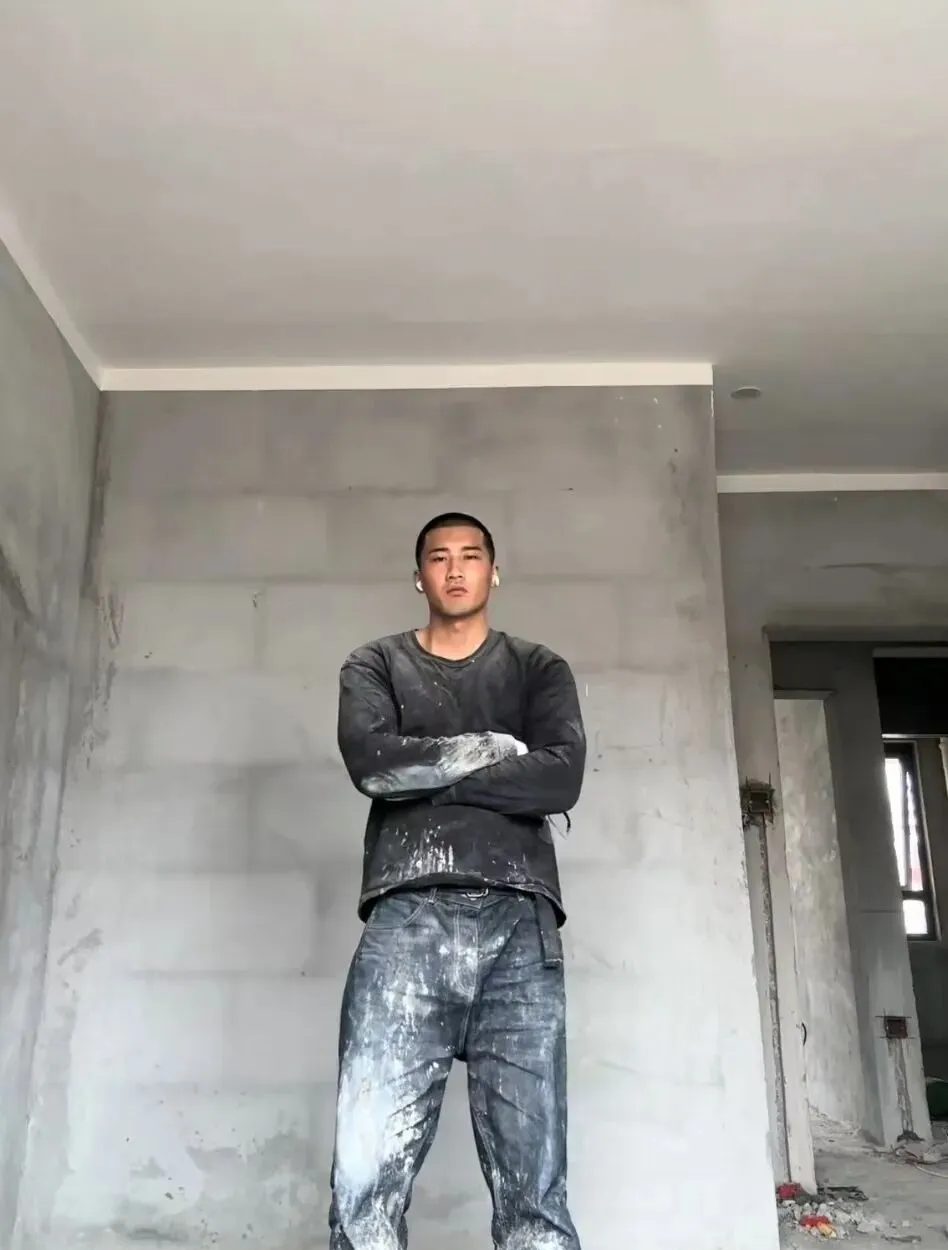 工地男神来袭!河南小伙寸头肌肉线条绝绝子! 工地男神来袭!河南小伙寸头肌肉线条绝绝子!