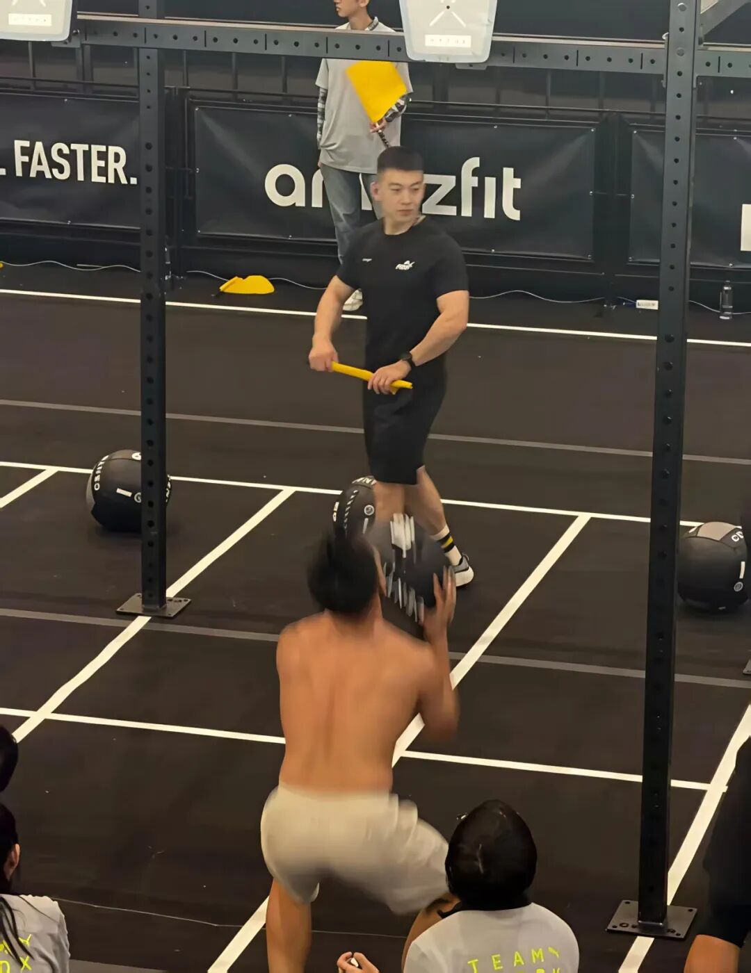 Hyrox 黑衣小哥又大又帅火出圈！被摸腹肌太顶了！