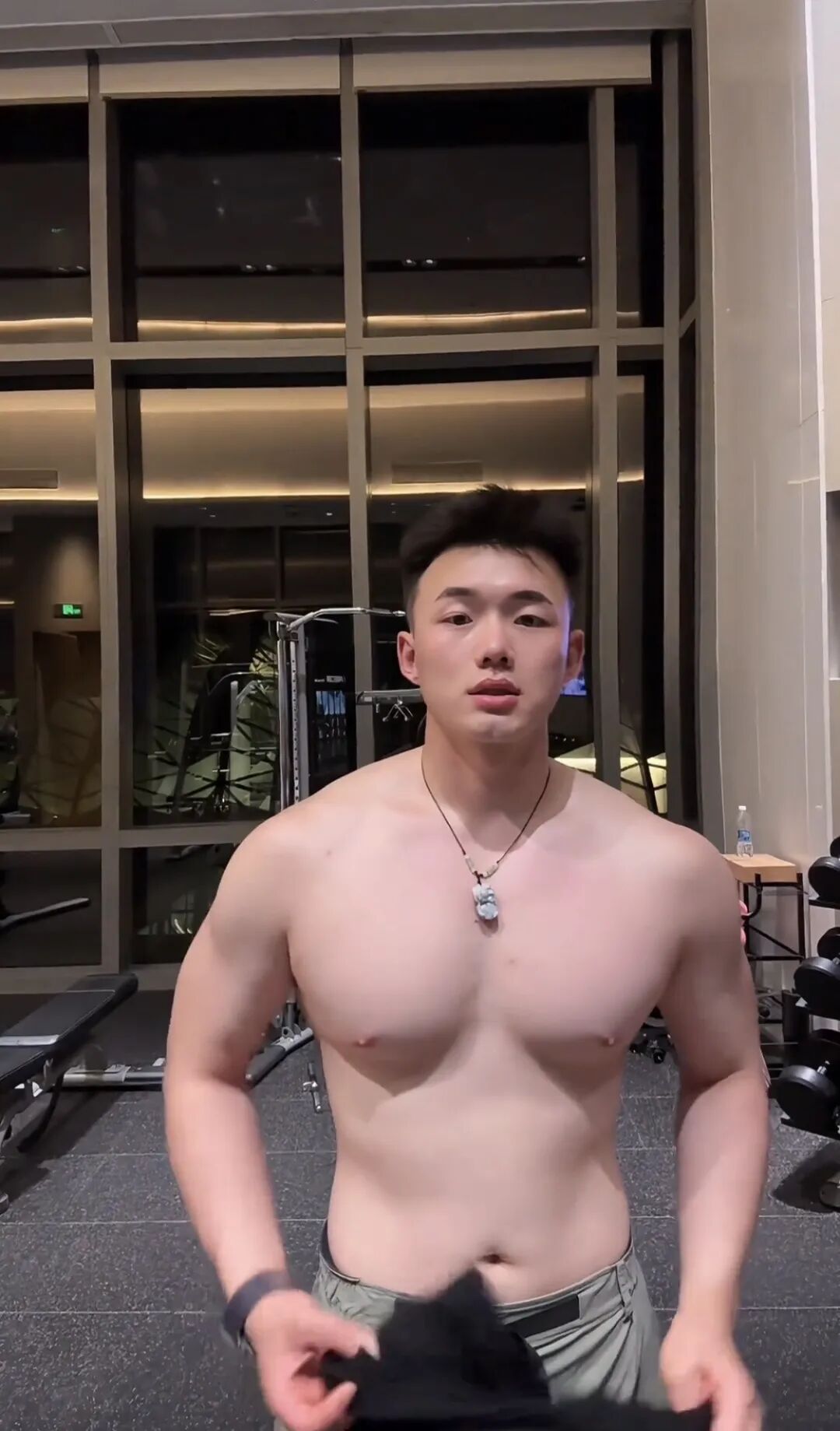 哈尔滨篮球裁判洗澡视频好强壮，192cm 粗壮长腿你看了吗？