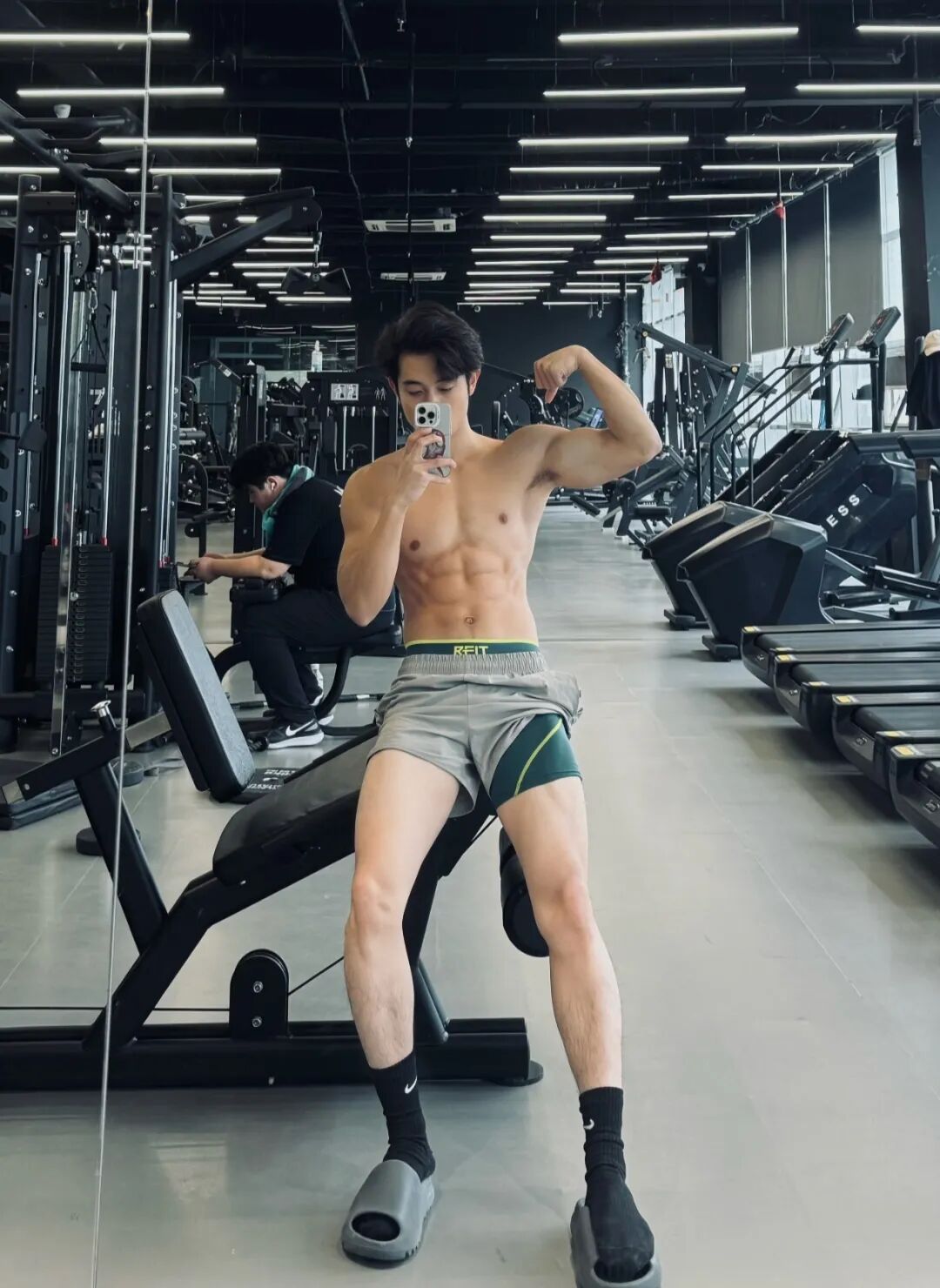 189 武汉地陪白袜肌肉帅哥，因只陪男粉丝爆火.....