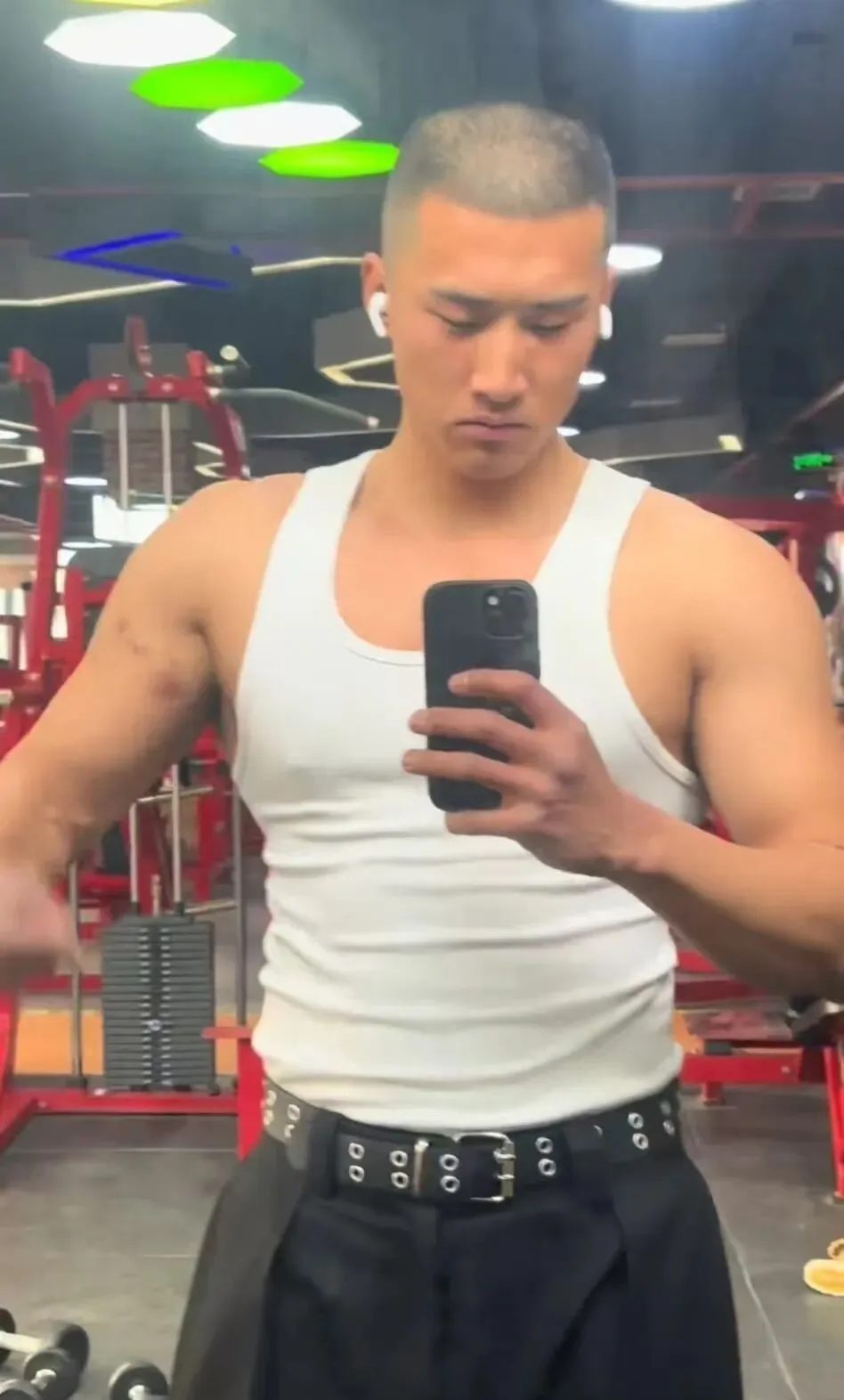 工地男神来袭!河南小伙寸头肌肉线条绝绝子! 工地男神来袭!河南小伙寸头肌肉线条绝绝子!