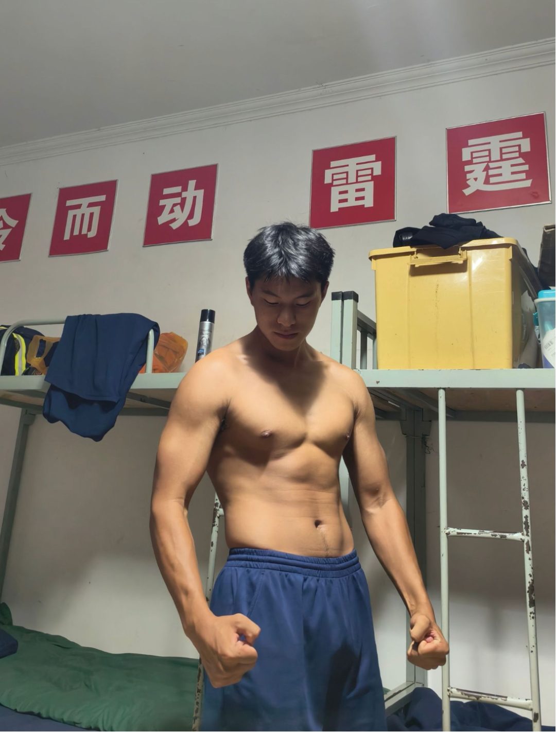 凉山州 23 岁黑皮消防小哥脱了腹毛凸显！看着就很猛……