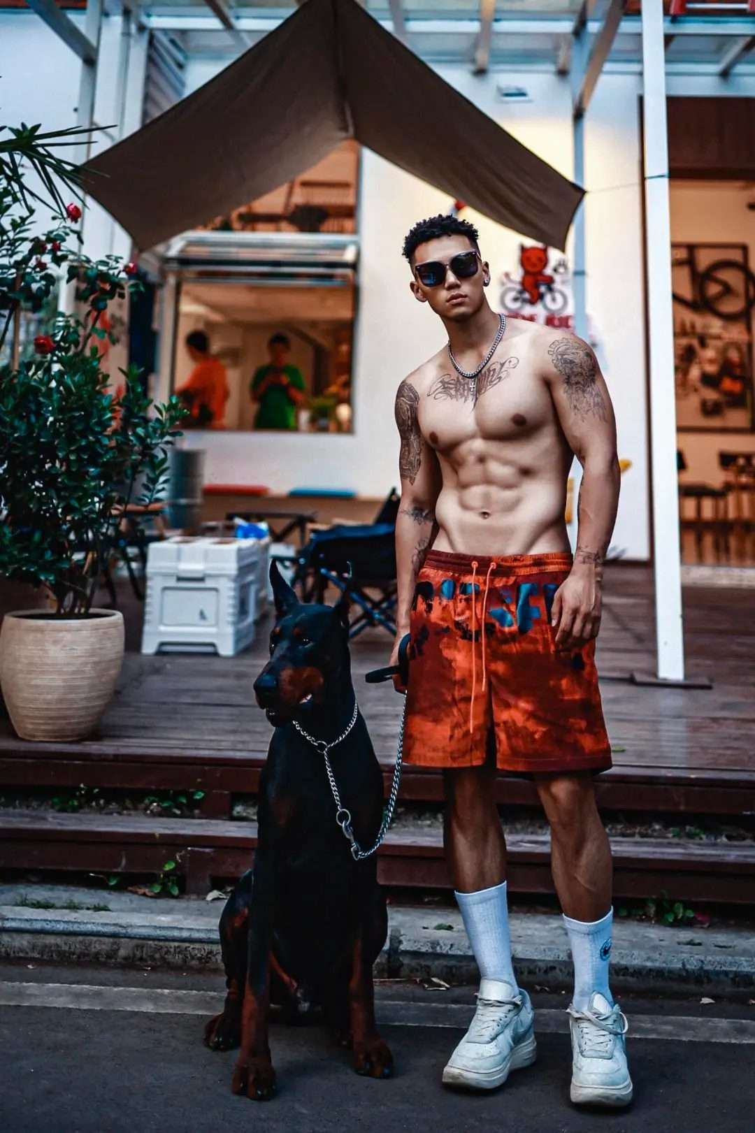 痞帅界天菜级男模，黑皮搓衣板腹肌