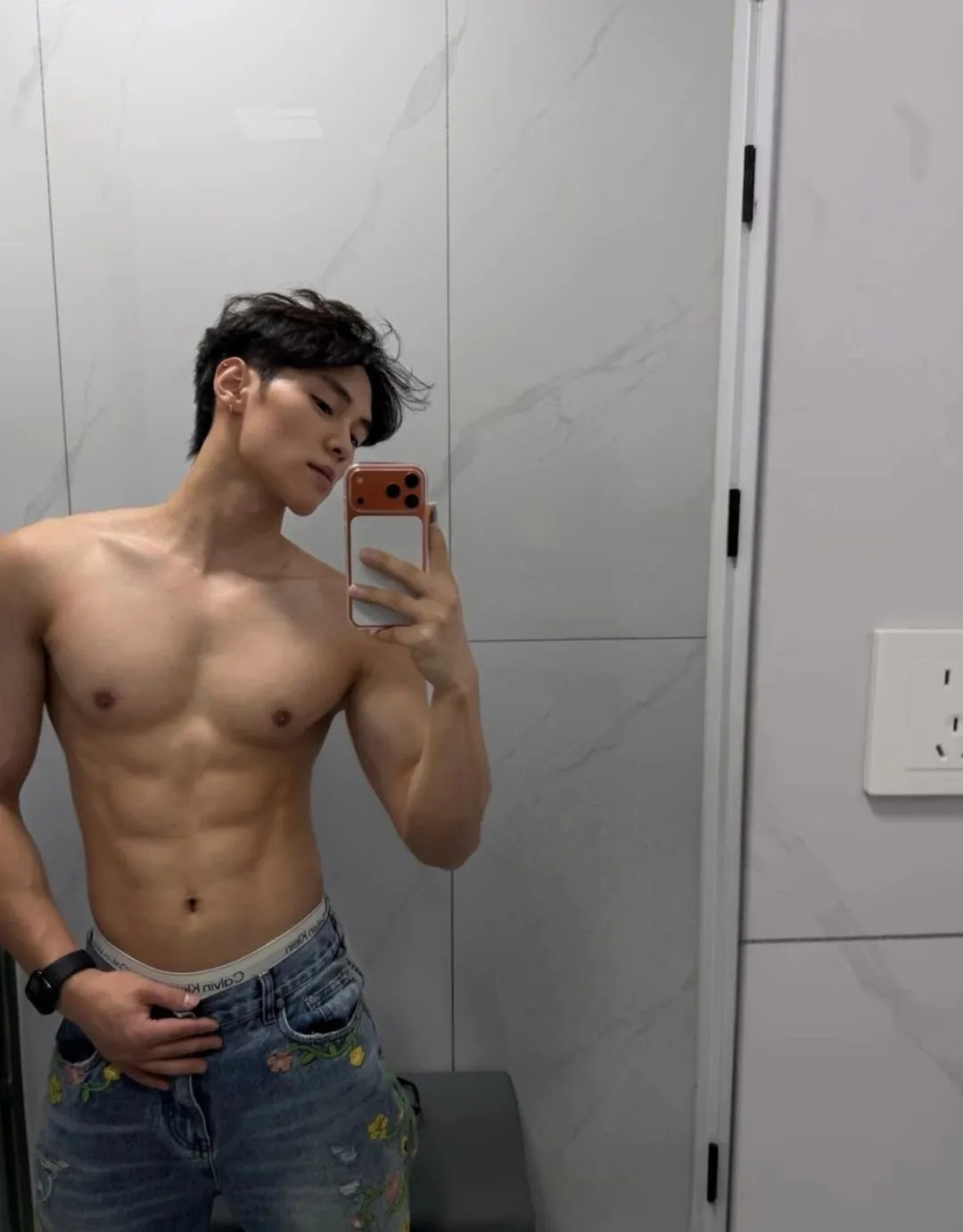 宝藏硬汉体育生硬朗的荷尔蒙颜值