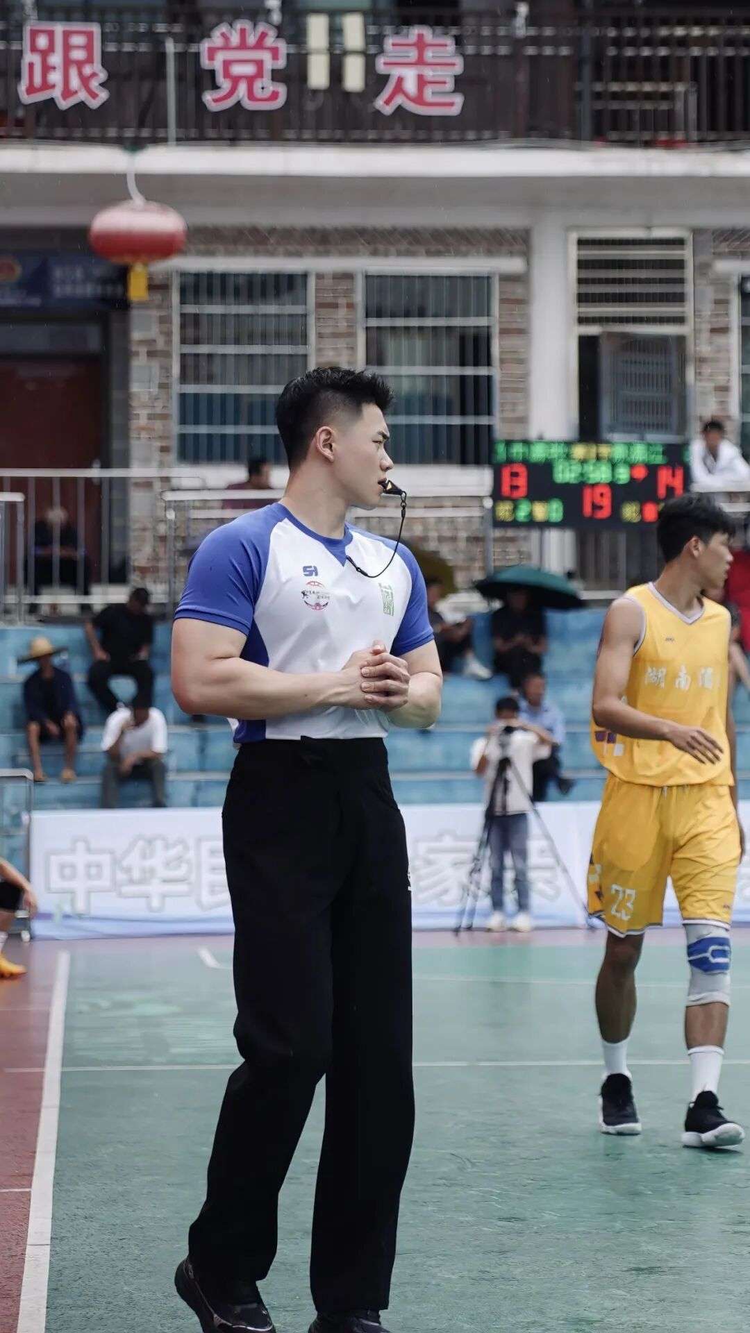 哈尔滨篮球裁判洗澡视频好强壮，192cm 粗壮长腿你看了吗？