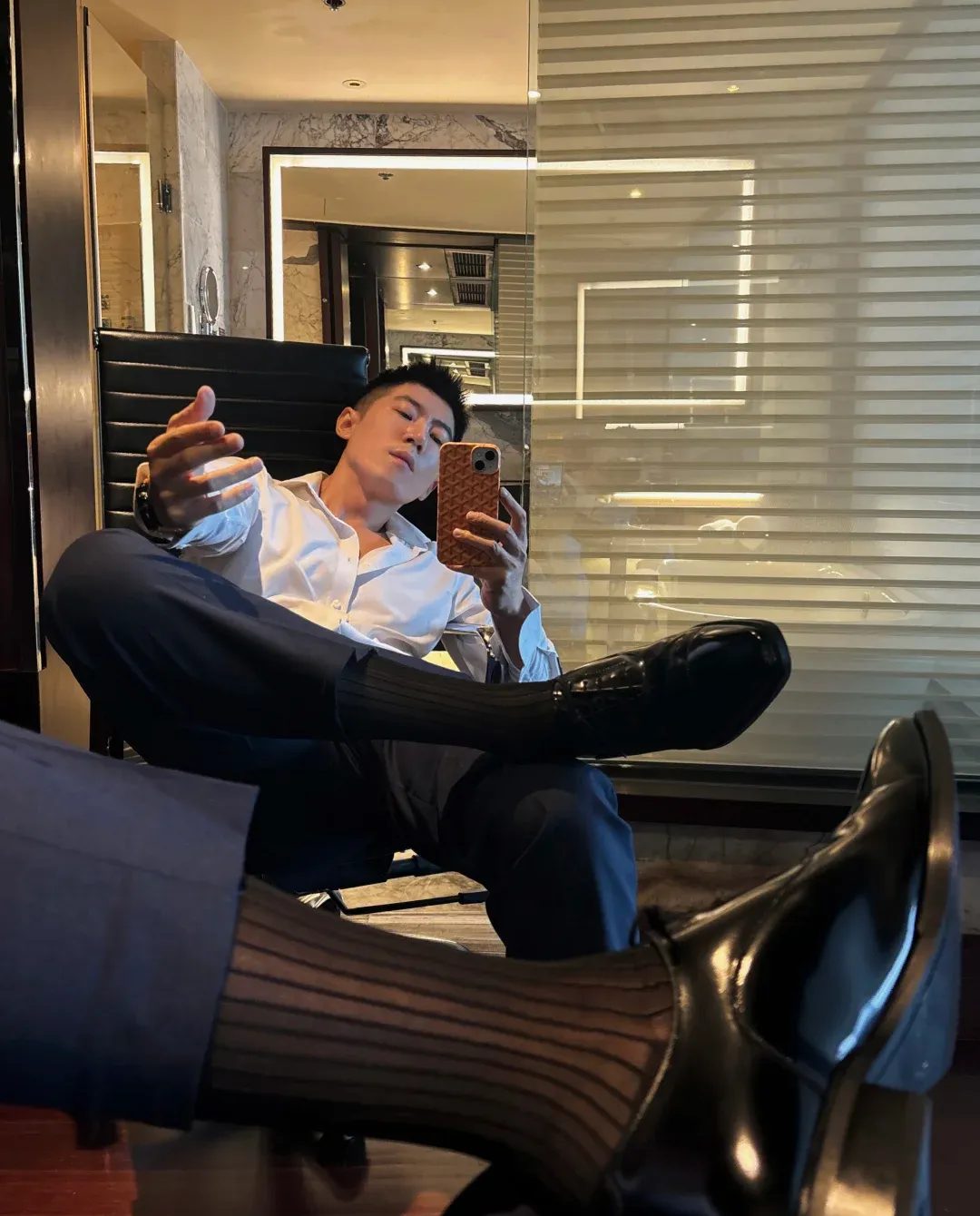 闪购骑手制服抵挡不住大胸肌，行走的潮流单品