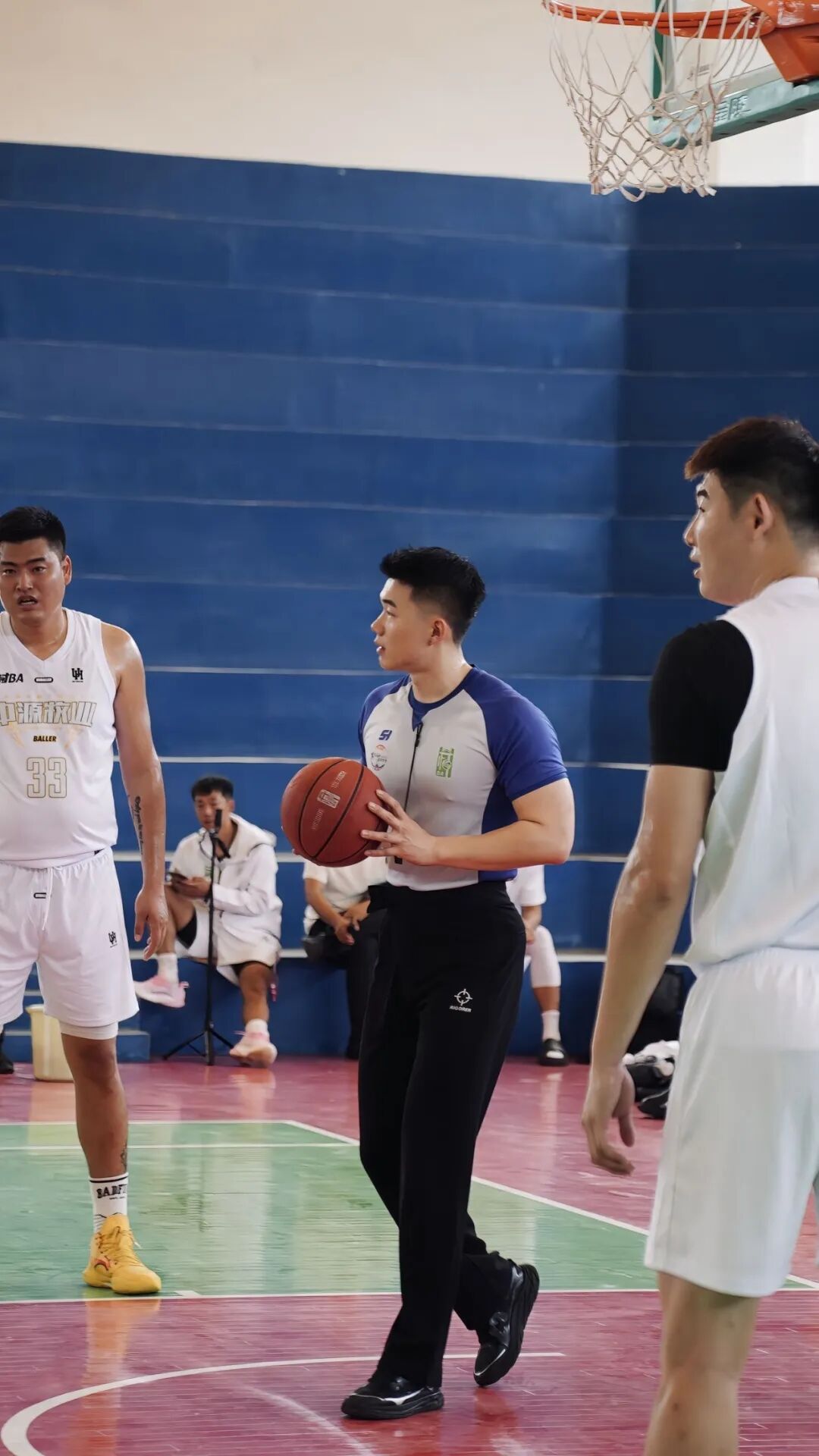 哈尔滨篮球裁判洗澡视频好强壮，192cm 粗壮长腿你看了吗？