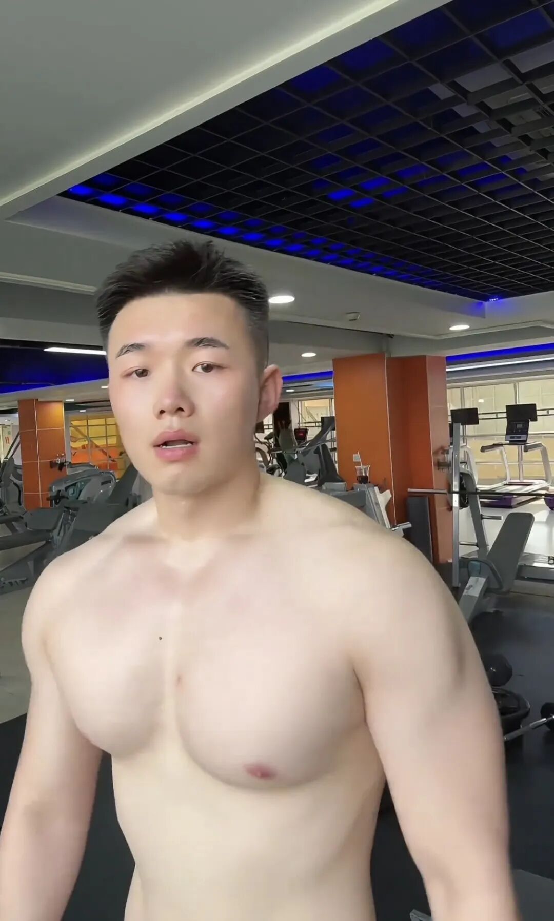 哈尔滨篮球裁判洗澡视频好强壮，192cm 粗壮长腿你看了吗？