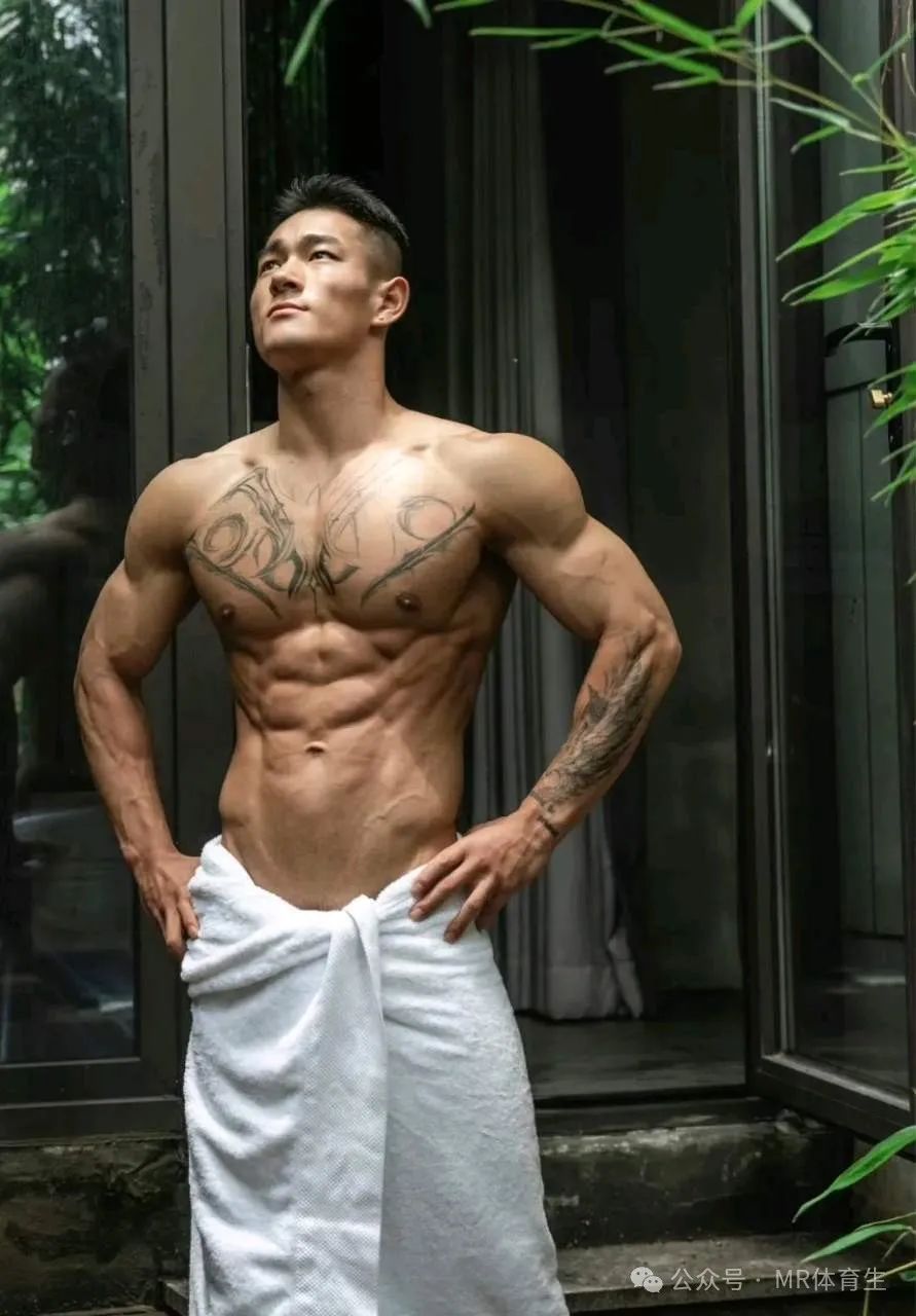 人夫感拉满的肌肉帅哥写真 大胸肌麒麟臂太帅了