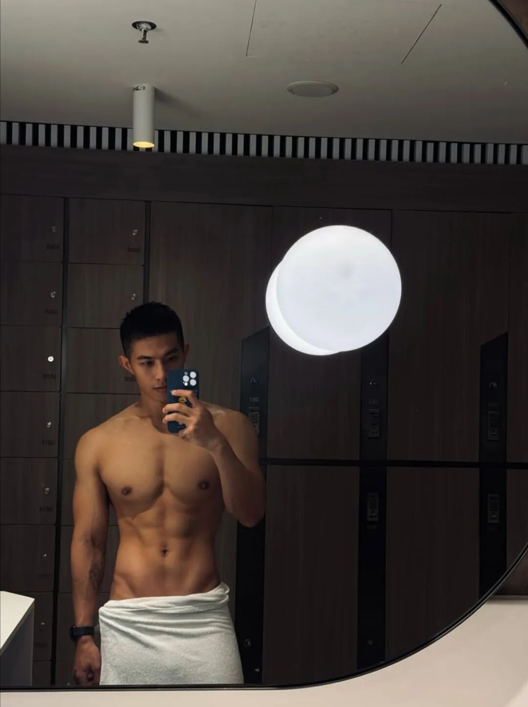 【10 月精选】ins 爆火的黑皮腹肌男模大尺度写真，翘臀腹肌 19 禁.....