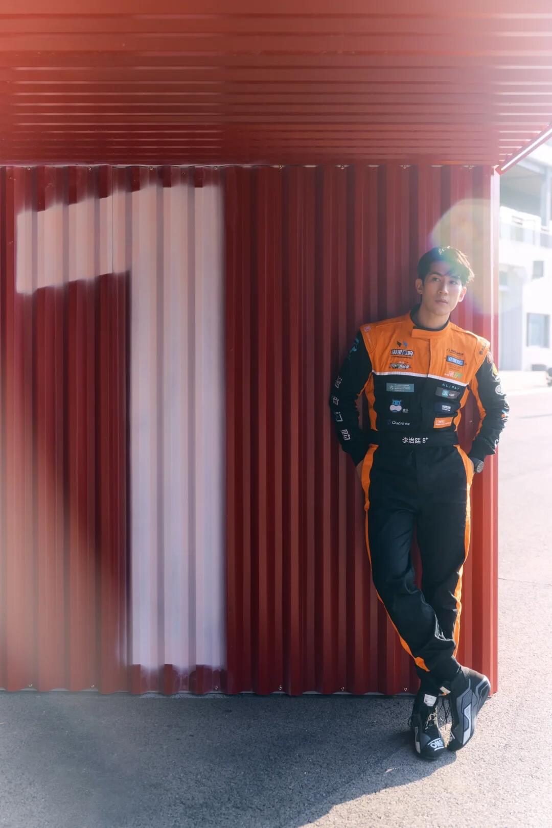 骑手换装了!这个“倒三角制服”要成为新一期的圈内爆款? 骑手换装了!这个“倒三角制服”要成为新一期的圈内爆款?