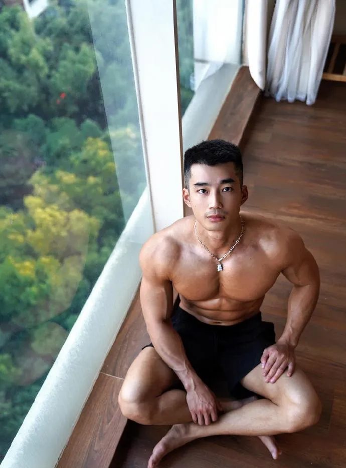 寸头硬汉肌肉黑皮体育生